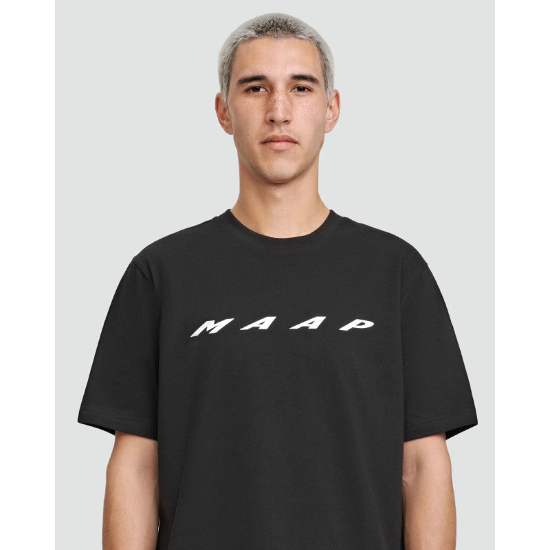 Camiseta Maap Evade Tee en Negro, detalle frontal #Color_Negro
