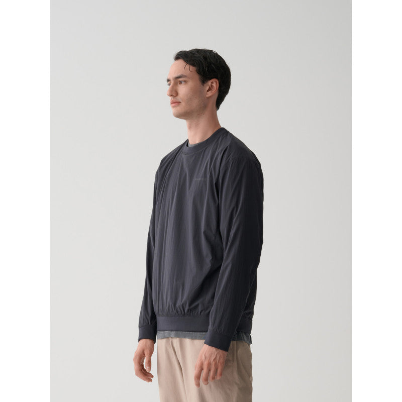 Sudadera Maap Transit Insulated Crew en Negro, modelo, vista frontal #Color_Negro