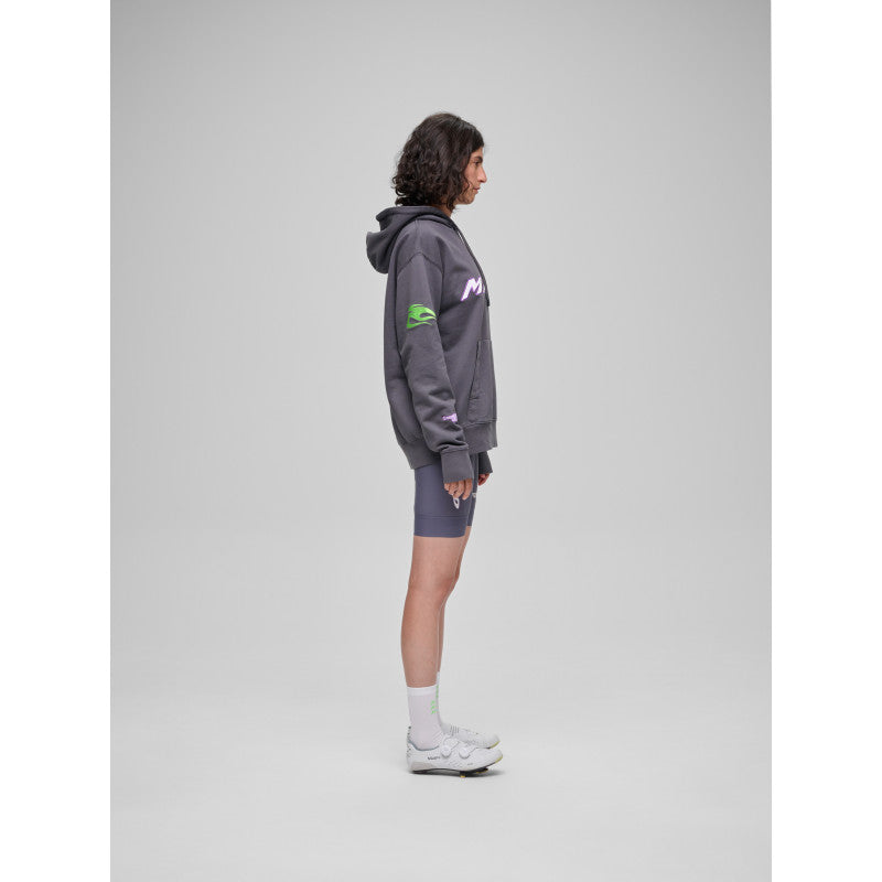 Sudadera Maap WorldTour 26 Hoodie en Midnight Gleam, modelo, vista lateral #Color_Midnight Gleam