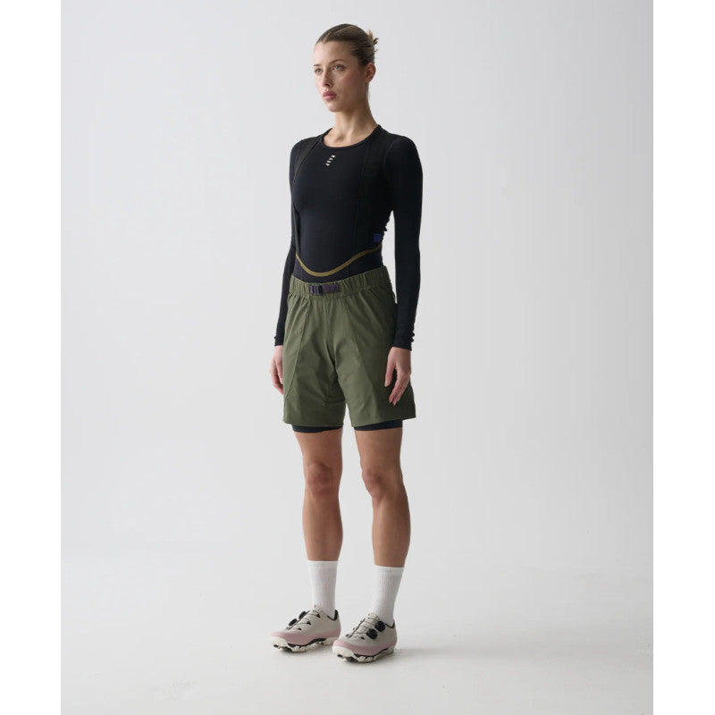Sobrepantalón Mujer Maap Alt Road Overshort en Loam, modelo, vista frontal #Color_Loam