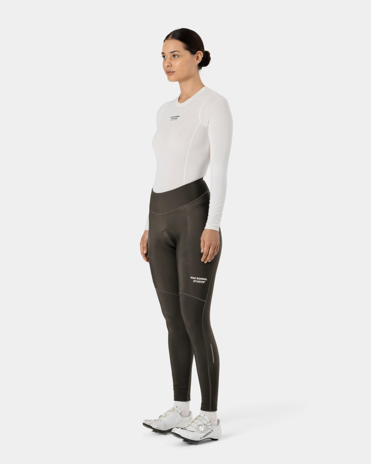 Mallas Largas Mujer PNS Essential Thermal en Dark Olive, sobre modelo de frente #Color_Dark Olive
