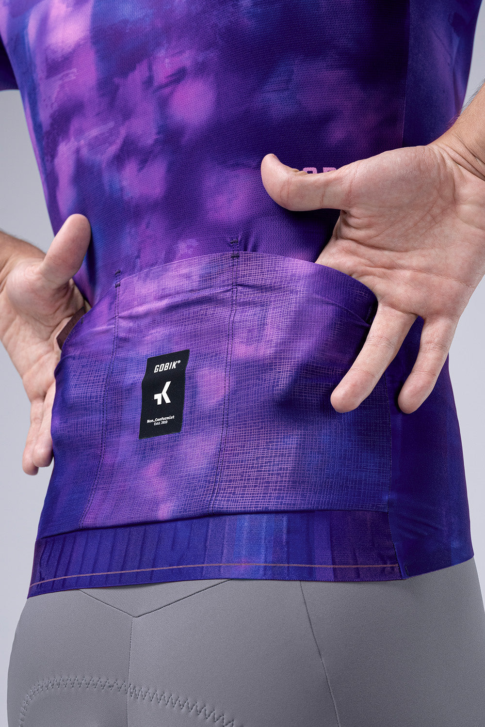 Maillot Gobik Attitude 2.0 en Grim, detalle de los bolsillos traseros #Color_Grim