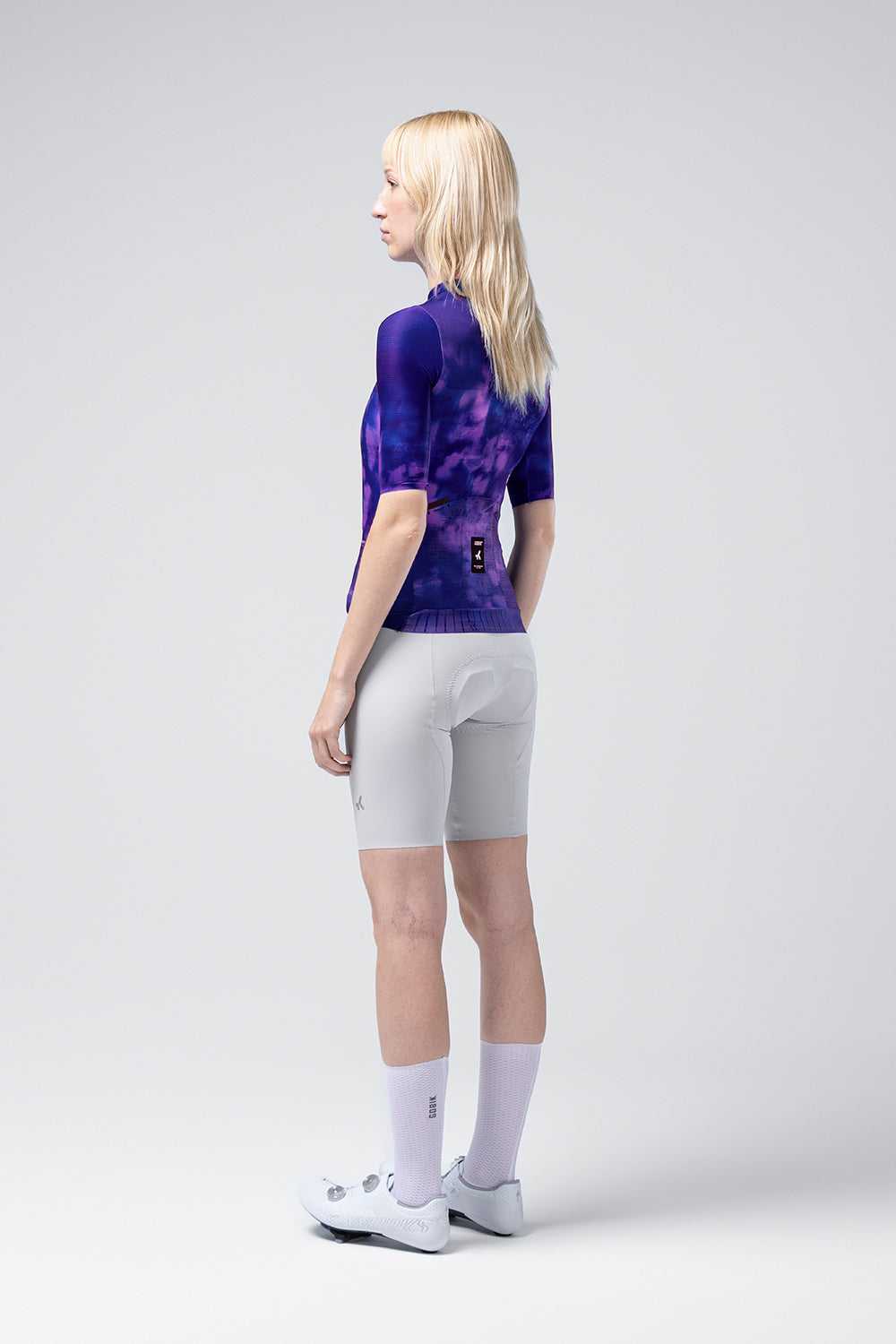 Maillot Gobik Attitude 2.0 de mujer en Grim, vista trasera sobre la modelo #Color_Grim