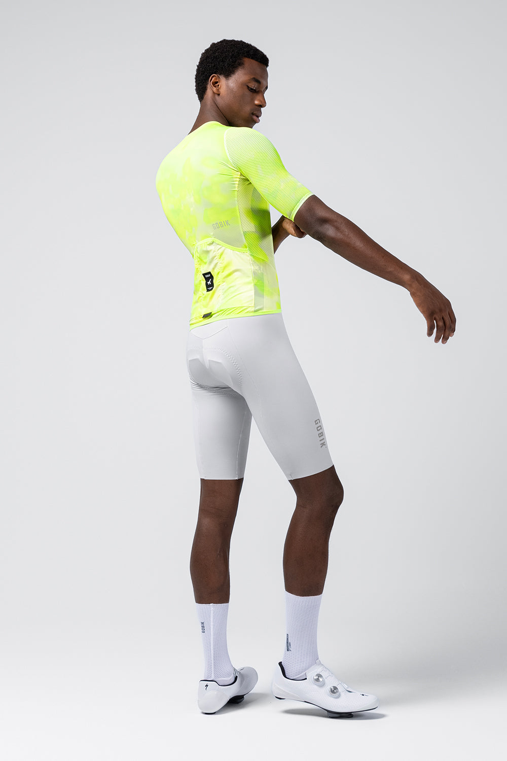 Maillot Gobik Carrera 3.0 en Nuclear, vista trasera sobre modelo #Color_Nuclear