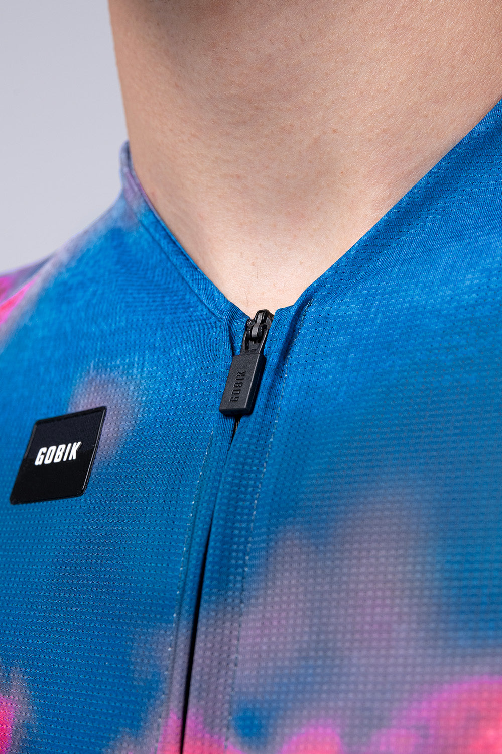 Maillot Gobik CX Pro 4.0 en Magnolia, detalle del cuello y la cremallera #Color_Magnolia