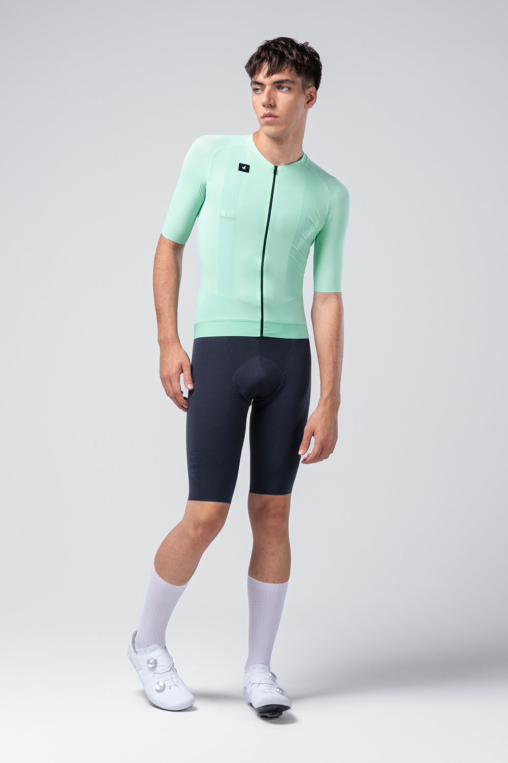 Maillot Gobik CX Solid en Onsen, vista frontal sobre modelo #Color_Onsen