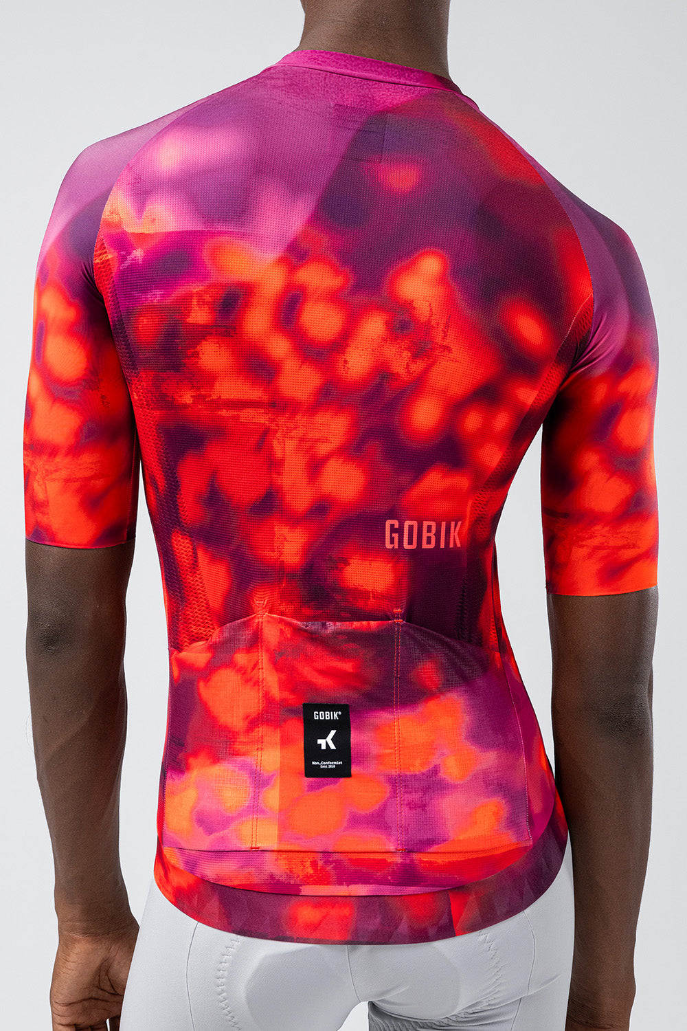 Maillot Gobik CX Pro en Azalea, vista trasera sobre modelo #Color_Azalea