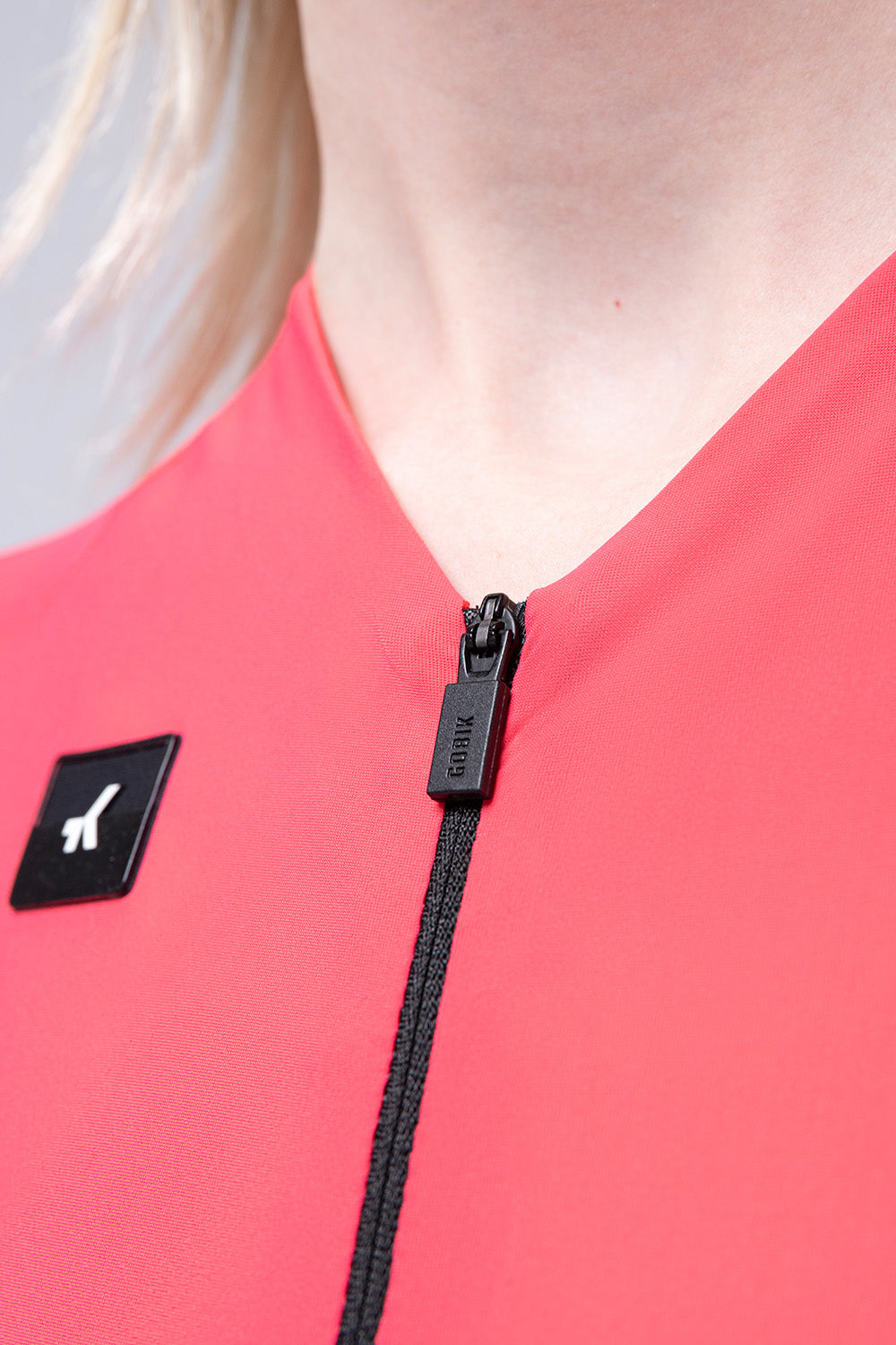 Maillot Gobik CX Solid en Cerise, detalle del cuello y la cremallera #Color_Cerise