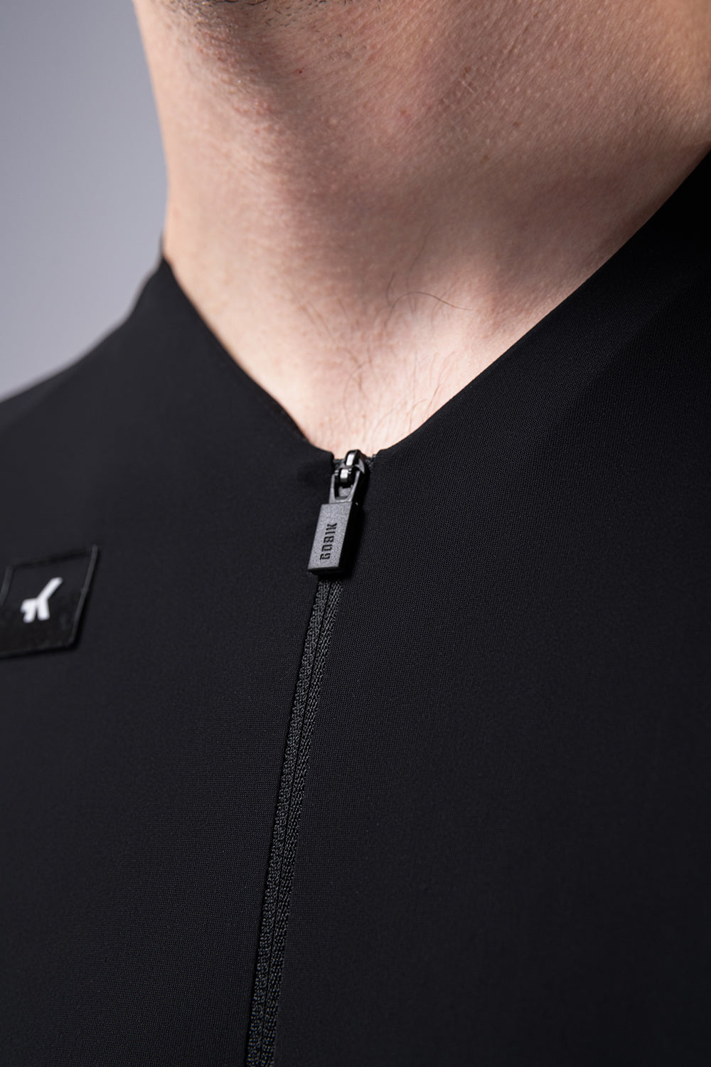 Maillot Gobik CX Solid en Jasper, detalle del cuello y la cremallera #Color_Jasper