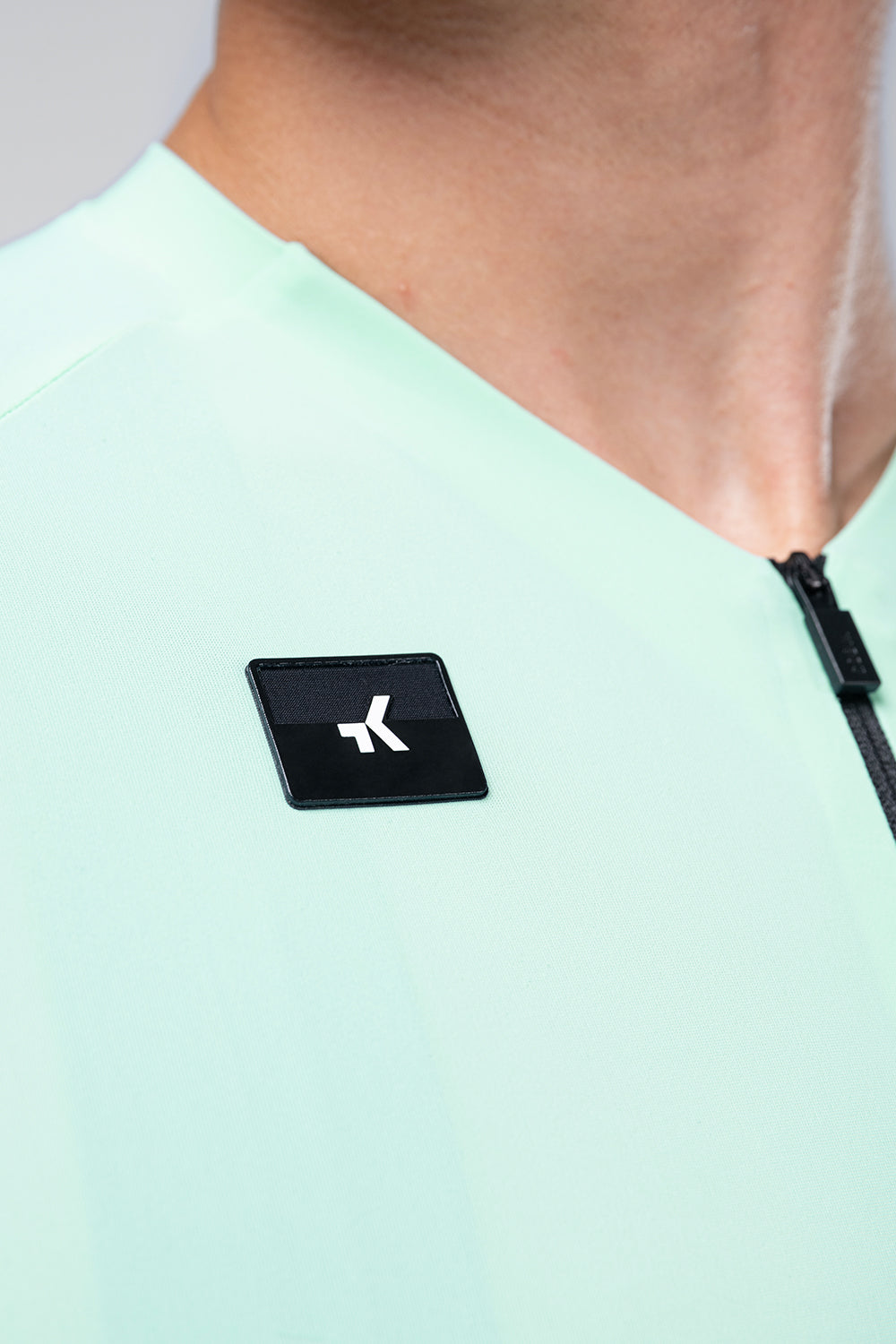 Maillot Gobik CX Solid en Onsen, detalle del cuello y la cremallera #Color_Onsen