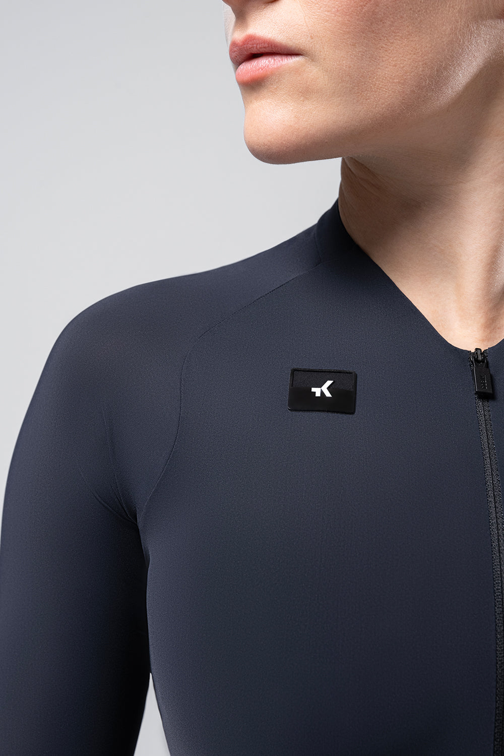 Maillot Gobik CX Solid en Ultrablue, detalle del frontal y el cuello #Color_Ultrablue