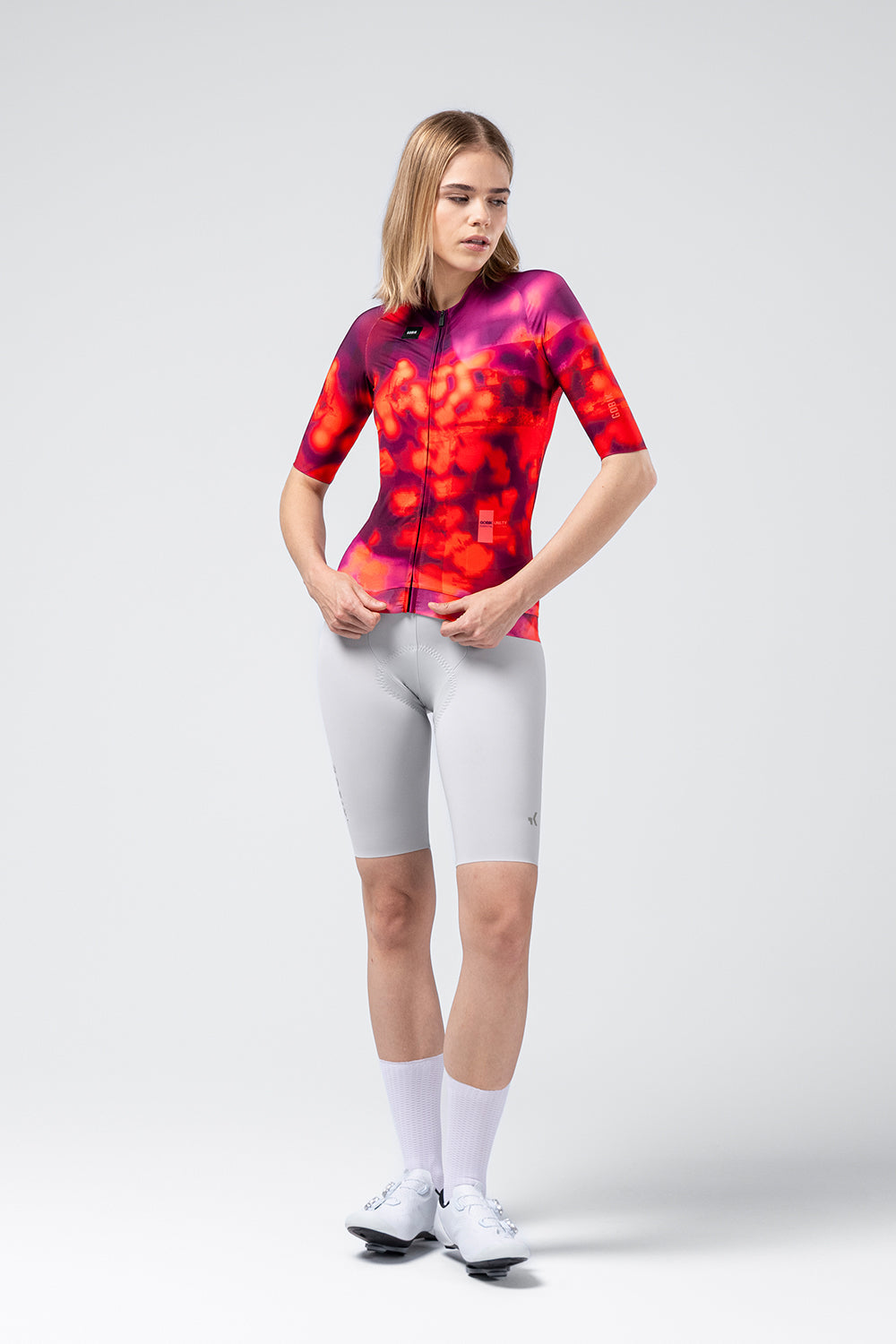 Maillot Gobik CX Pro en Azalea, vista frontal, llevado por la modelo #Color_Azalea