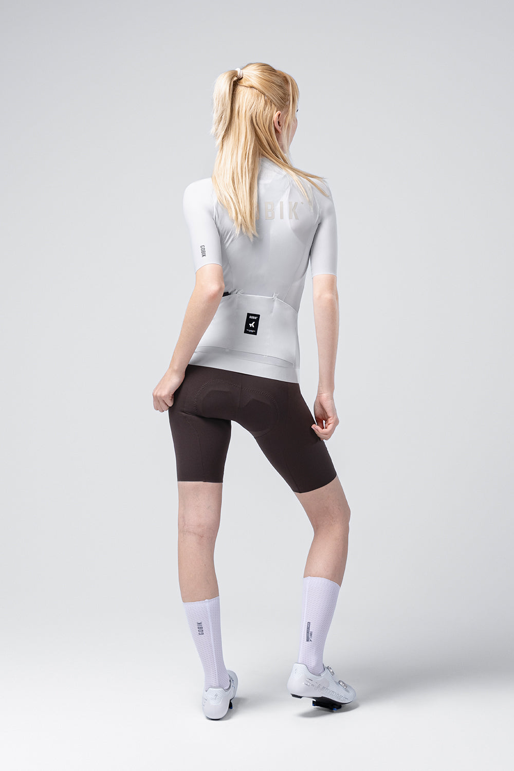 Maillot Gobik CX Solid en Empire, vista trasera, llevado por la modelo #Color_Empire