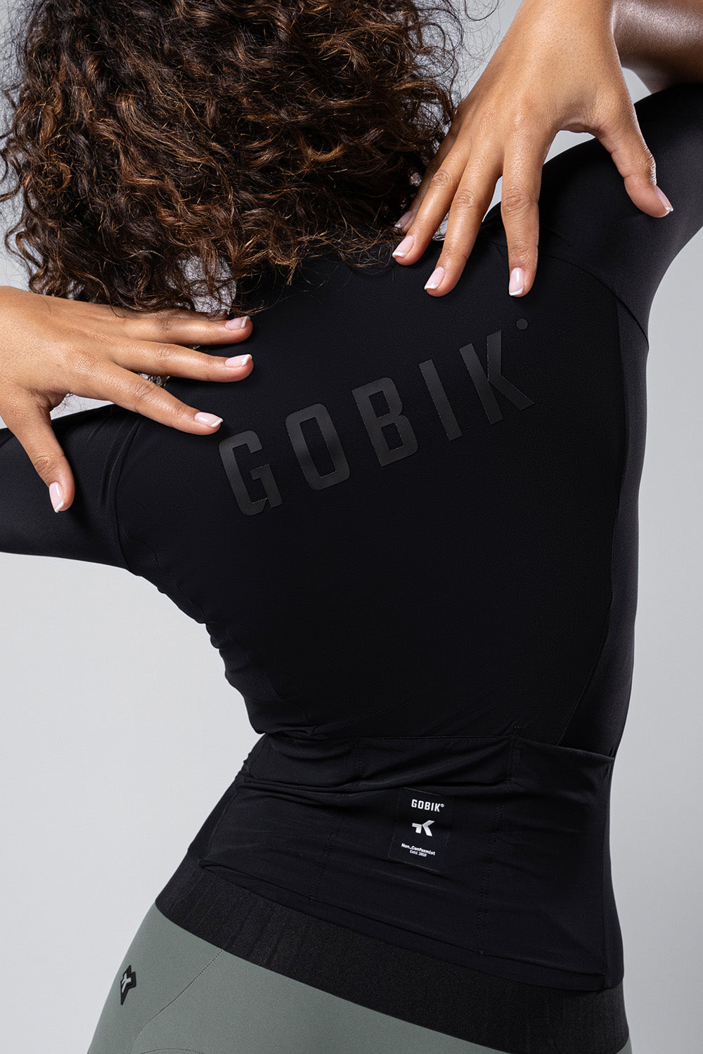 Maillot Gobik CX Solid en Jasper, vista trasera, llevado por la modelo #Color_Jasper