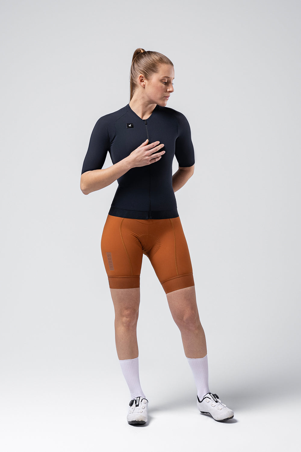 Maillot Gobik CX Solid en Ultrablue, vista frontal, llevado por la modelo #Color_Ultrablue