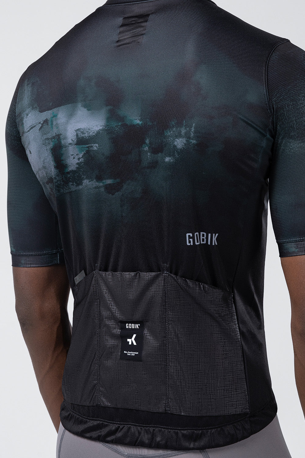 Maillot Gobik Stark en Blackcurrant, detalle de la espalda y los bolsillos #Color_Blackcurrant