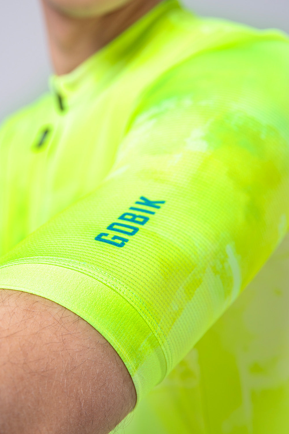 Maillot Gobik Stark en Citrus, detalle del cuello y la cremallera #Color_Citrus