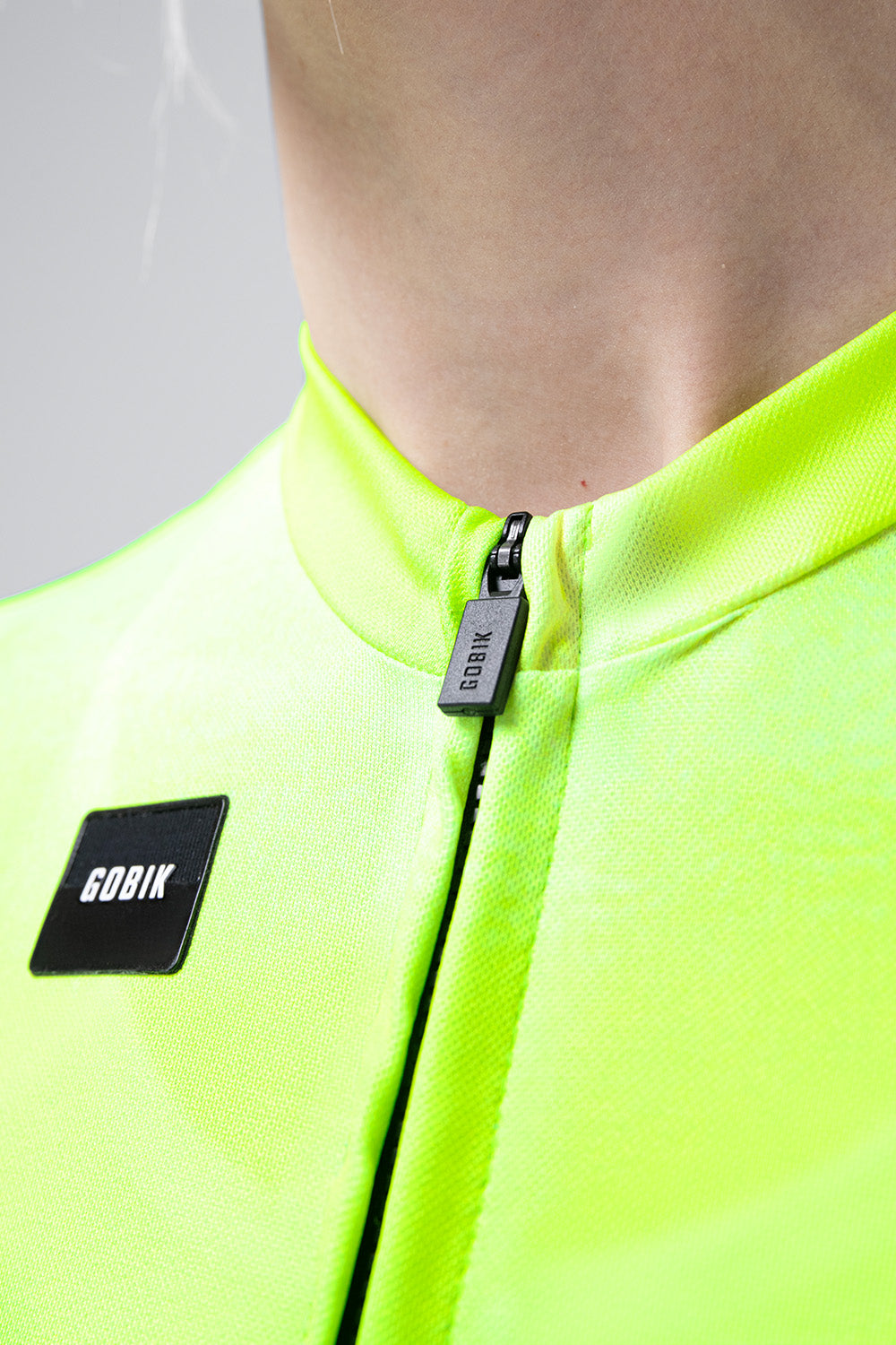 Maillot Gobik Stark de mujer en Citrus, detalle del cuello y la cremallera #Color_Citrus