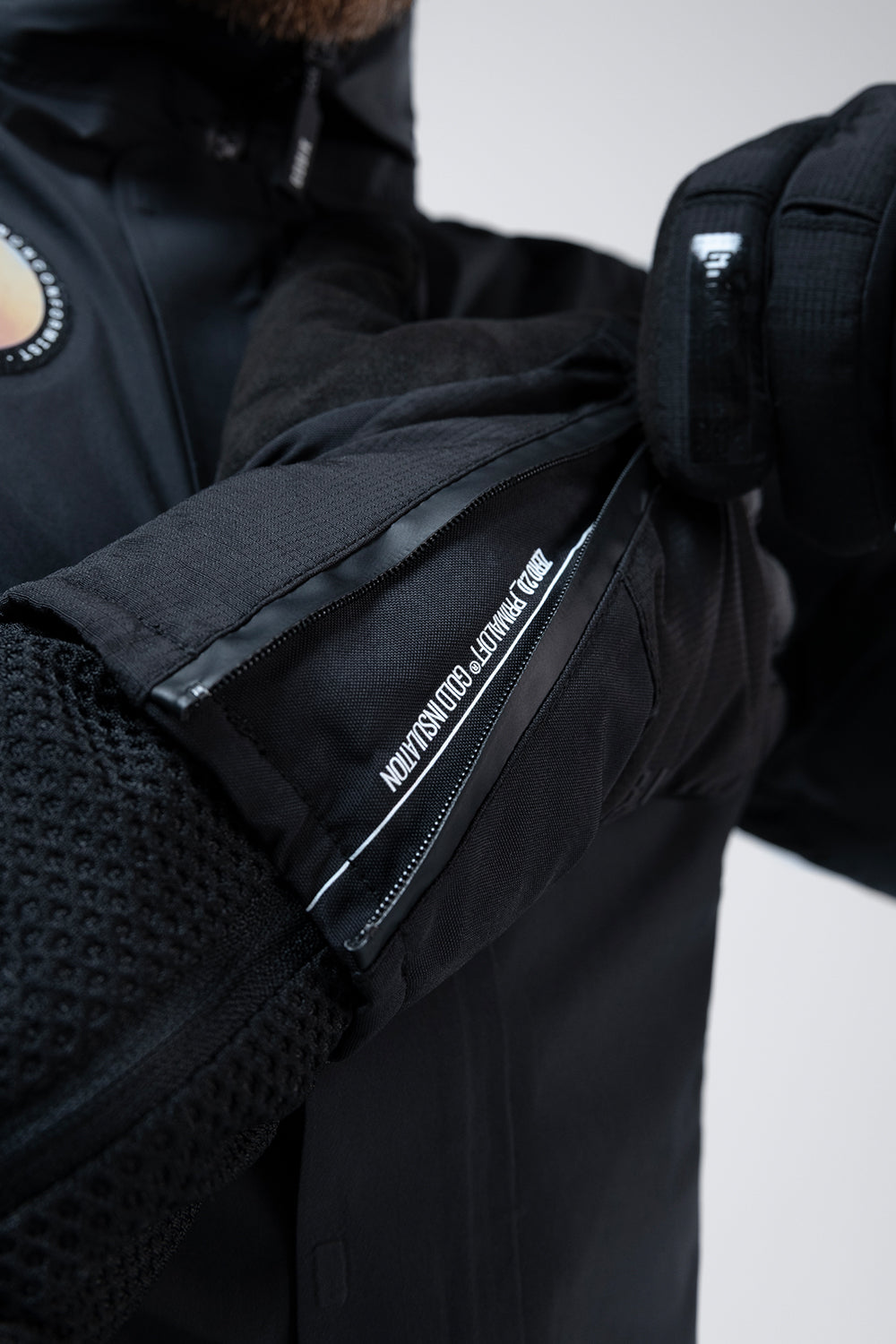 Guantes Gobik Zero 2.0 en True Black, detalle de la cremallera termosellada del puño del guante #Color_True Black