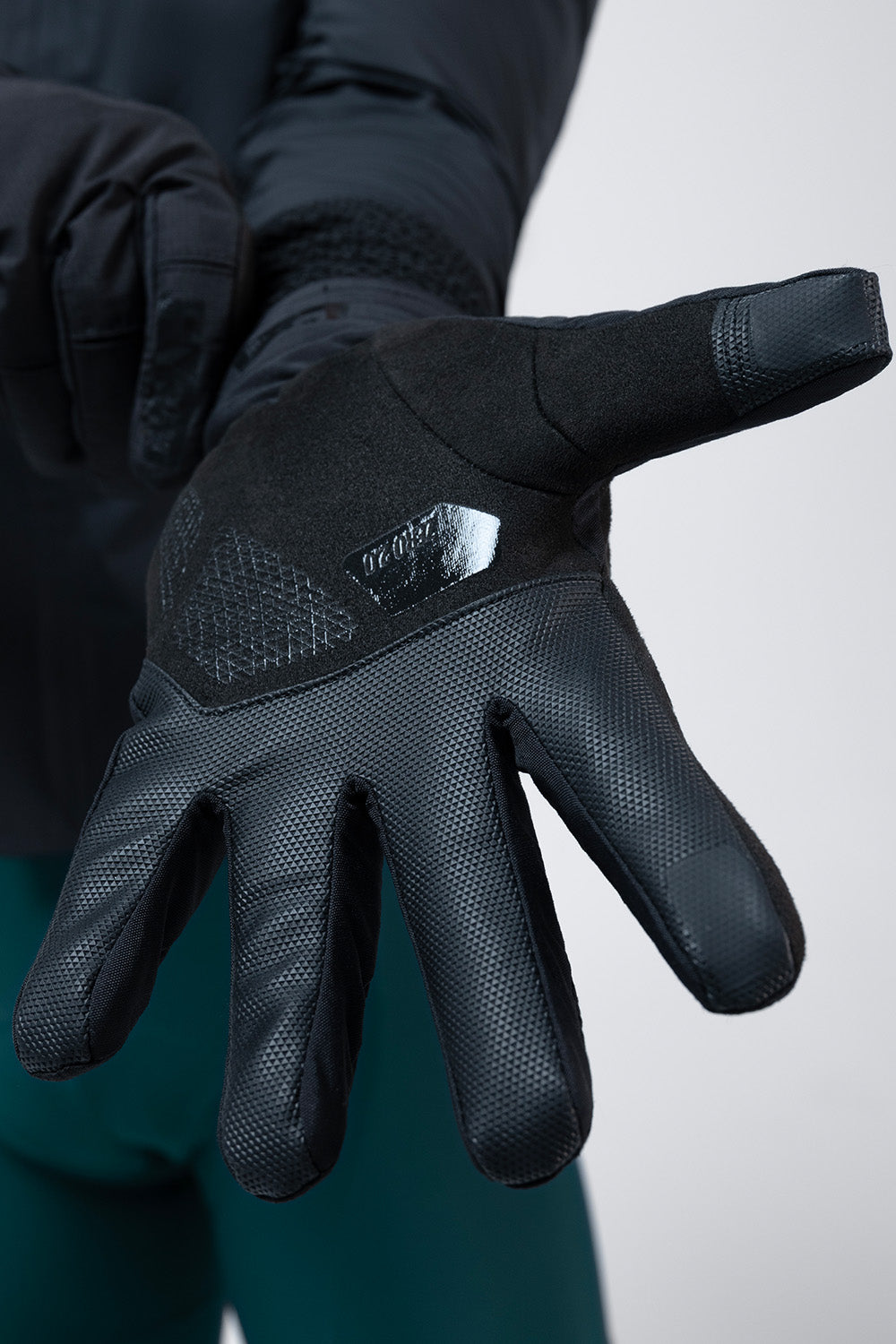 Guantes Gobik Zero 2.0 en True Black, mano abierta mostrando la palma con impresiones de silicona #Color_True Black
