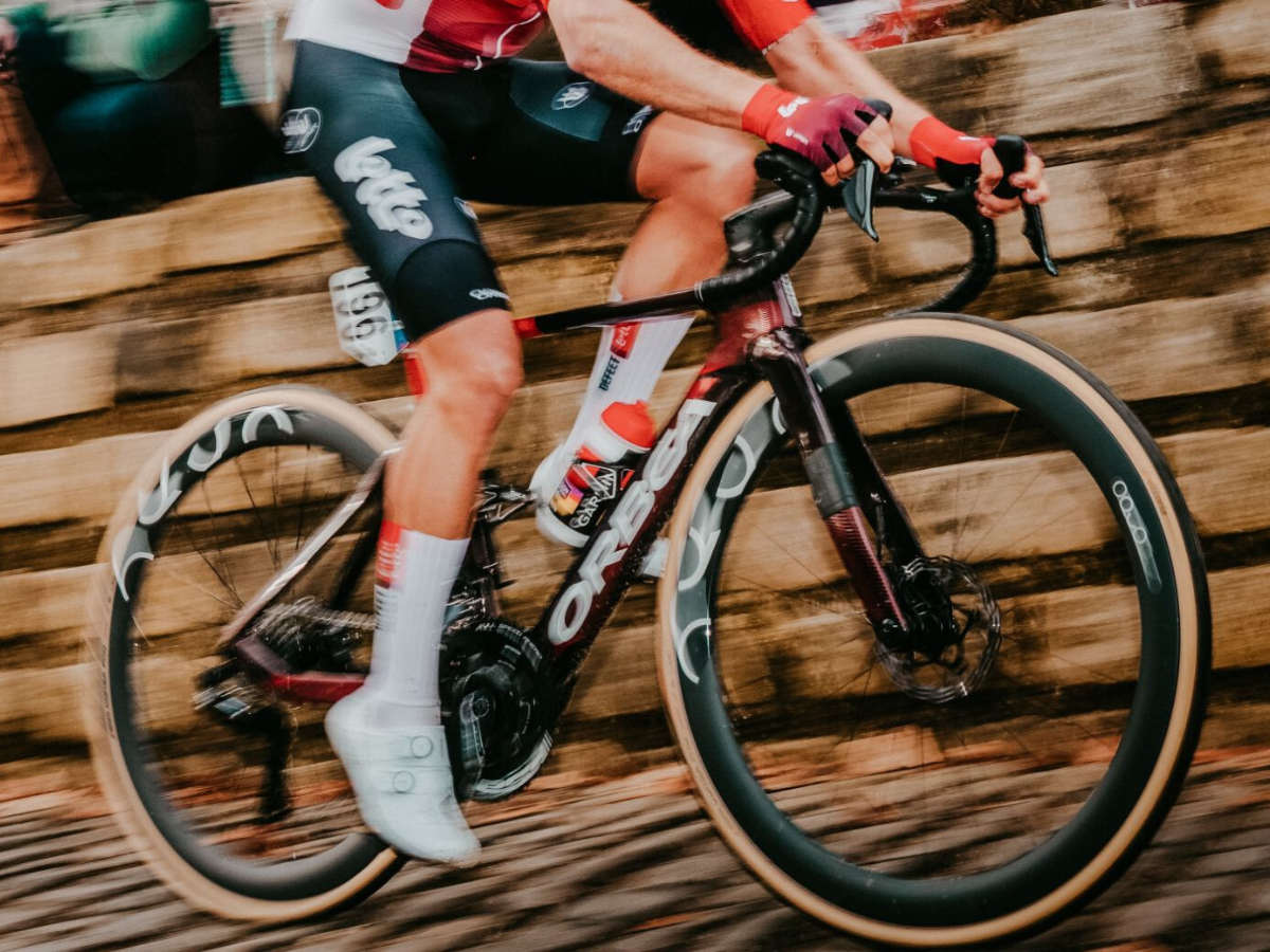 ¿Vale la pena montar ruedas de carbono? Guía para Carretera y Gravel