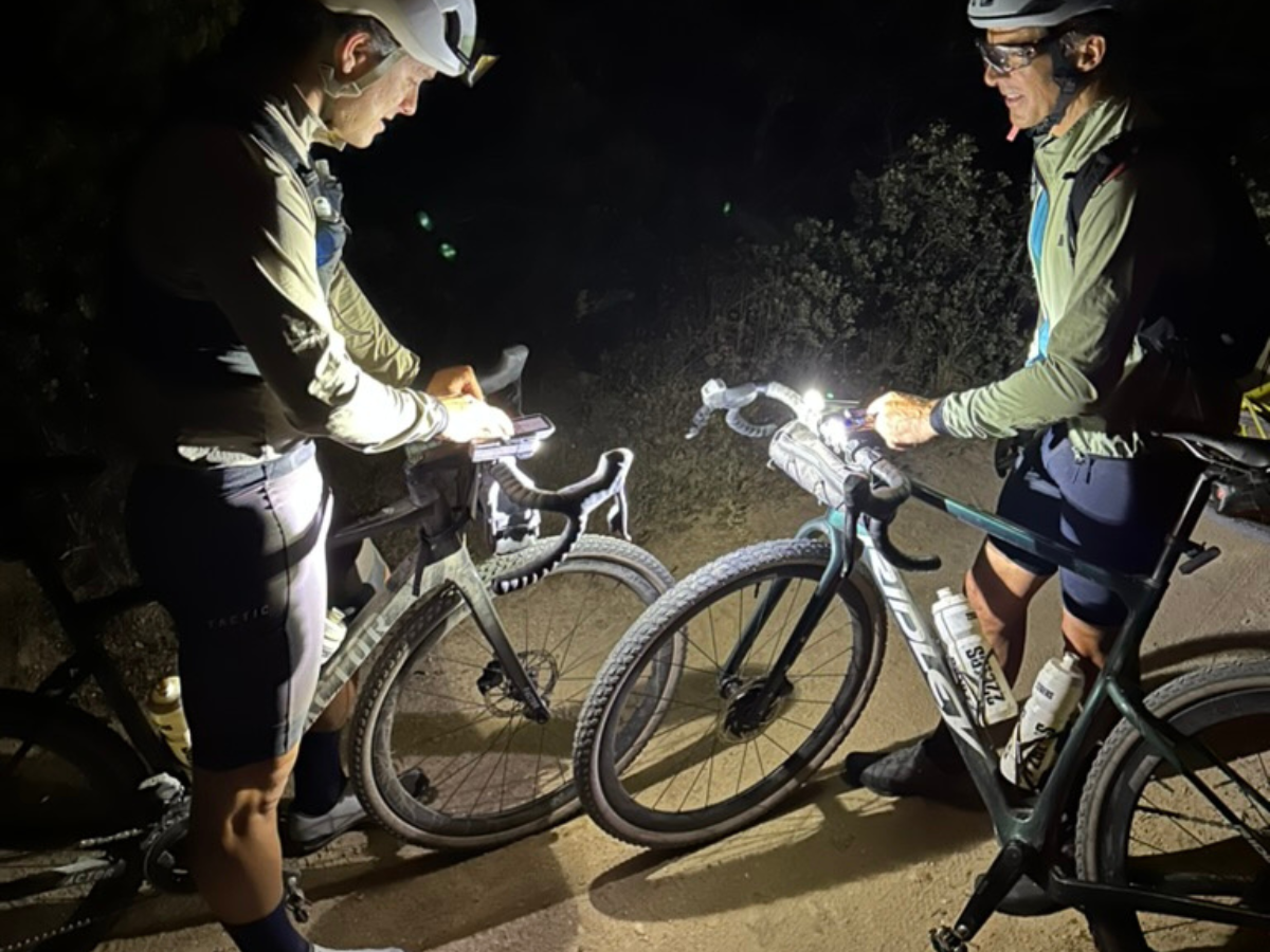 Ciclismo nocturno: guía esencial para salir de noche con seguridad y estilo