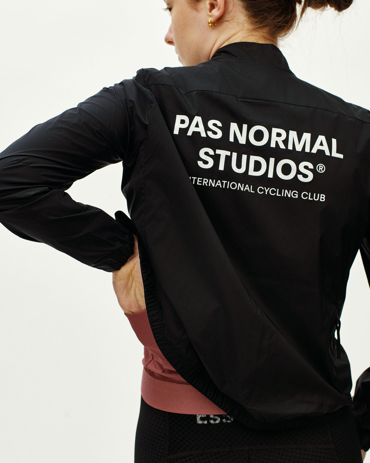 Chaqueta Essential Insulated mujer Black, vista posterior en modelo #Color_Black