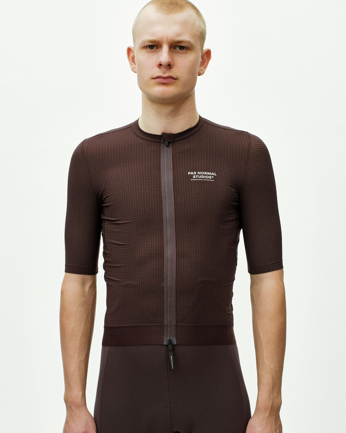 Maillot Corto Pas Normal Studios Escapism en Dark Red, vista frontal sobre ciclista #Color_Dark Red
