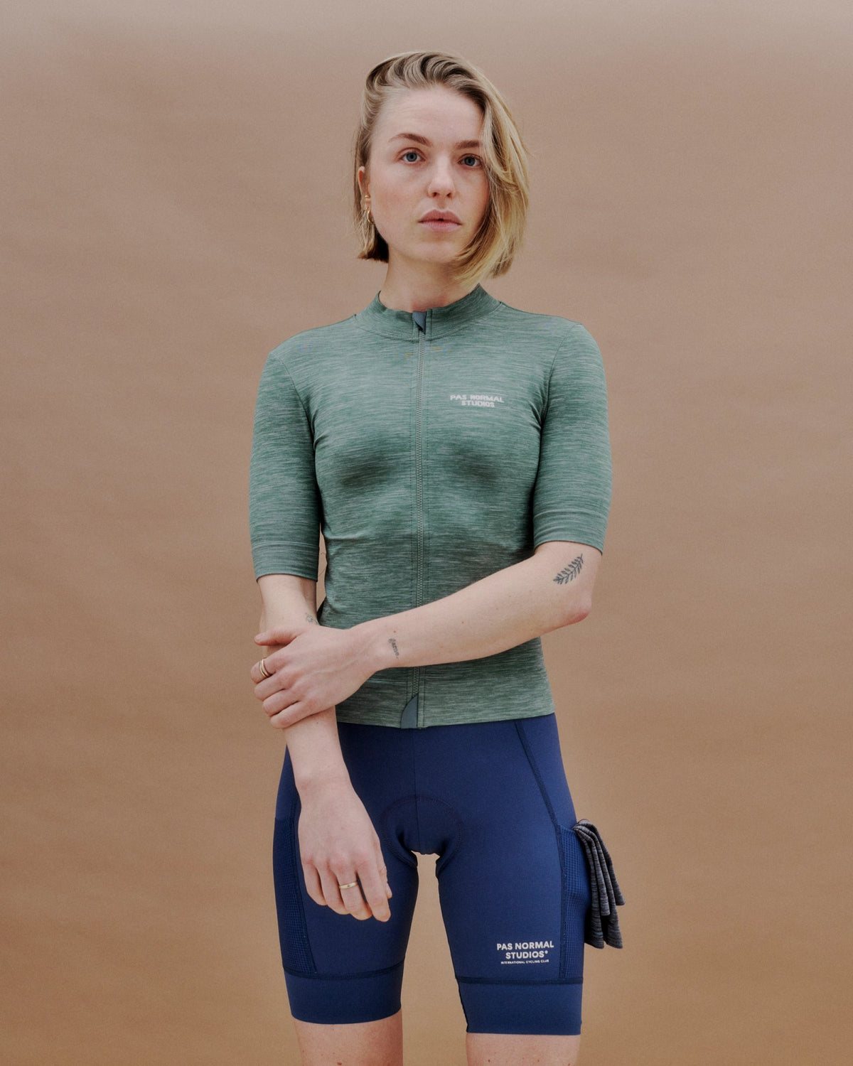 Maillot corto de mujer Pas Normal Studios Escapism Knit en Medium Grey, sobre la ciclista #Color_Medium Grey