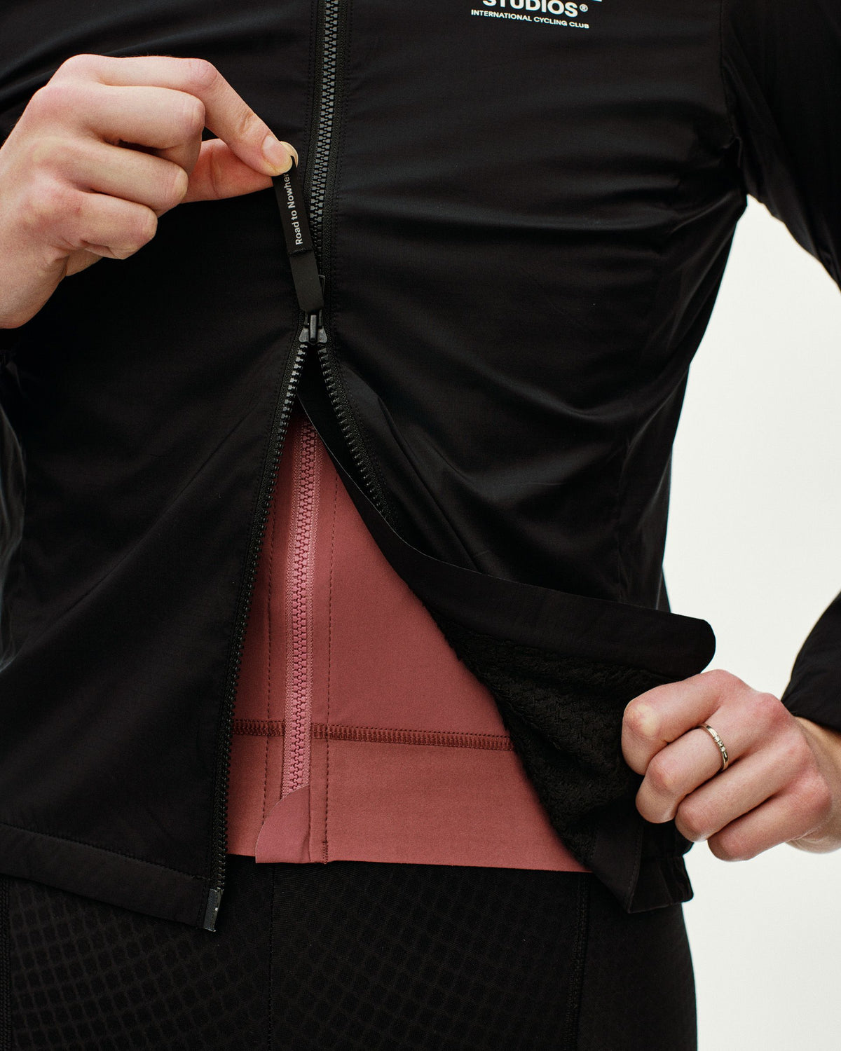 Chaqueta Essential Insulated mujer Black, cremallera abierta #Color_Black