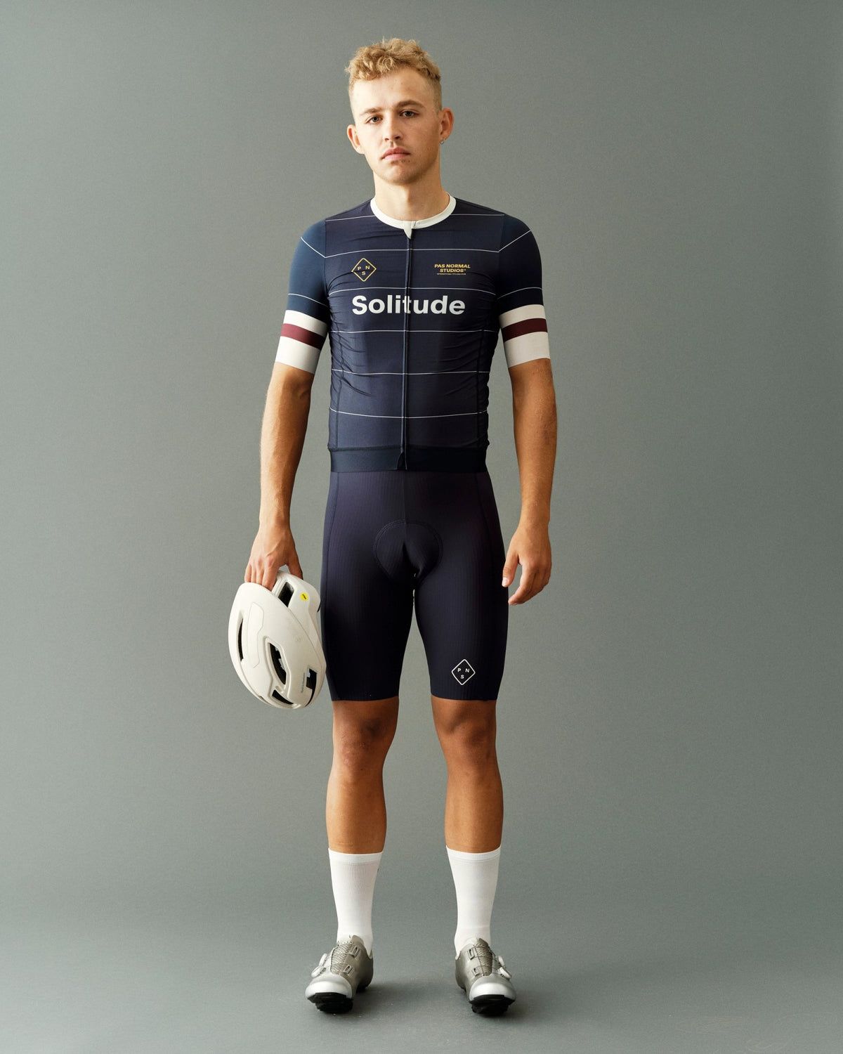 Maillot corto Pas Normal Studios Solitude Late Drop en Navy, sobre el ciclista #Color_Navy