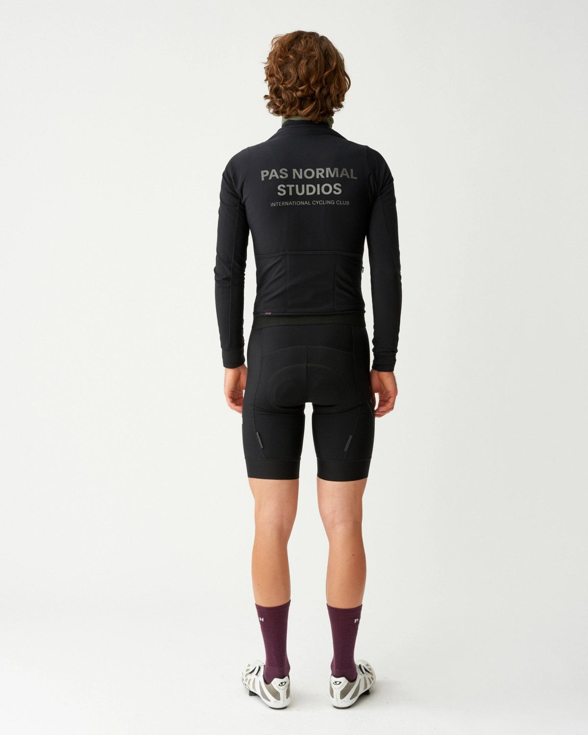 Maillot largo térmico Pas Normal Studios Mechanism Thermal en Black, de espaldas sobre el ciclista #Color_Black