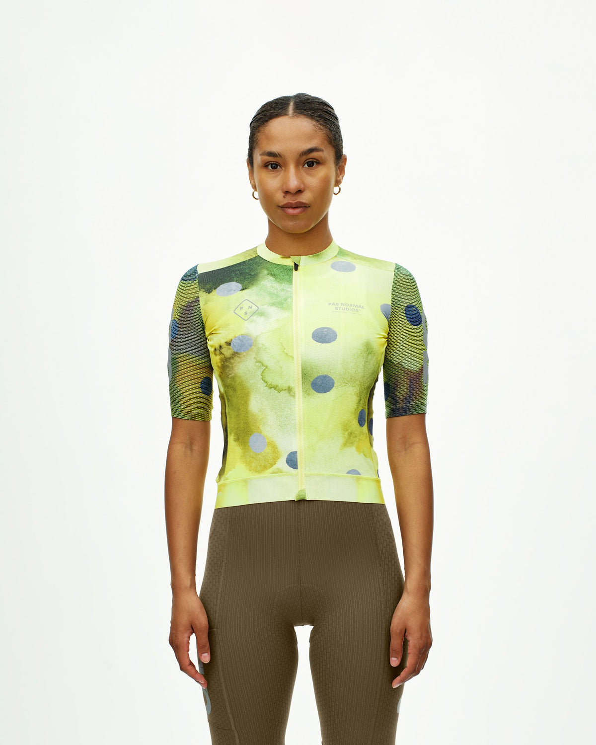 Maillot Pas Normal Studios T.K.O. Essential Light en T.K.O. Yellow, llevado por el modelo, vista frontal #Color_T.K.O. Yellow