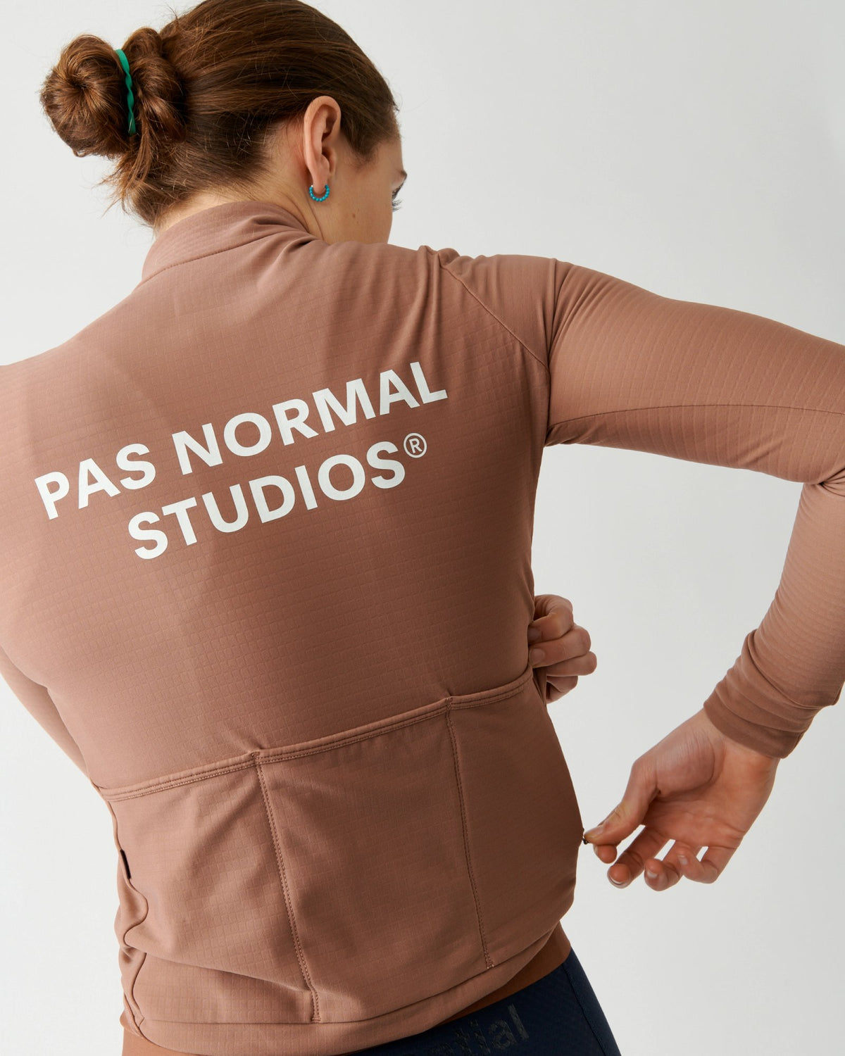 Maillot largo mujer Pas Normal Studios Essential en Clay, foto de modelo trasera #Color_Clay
