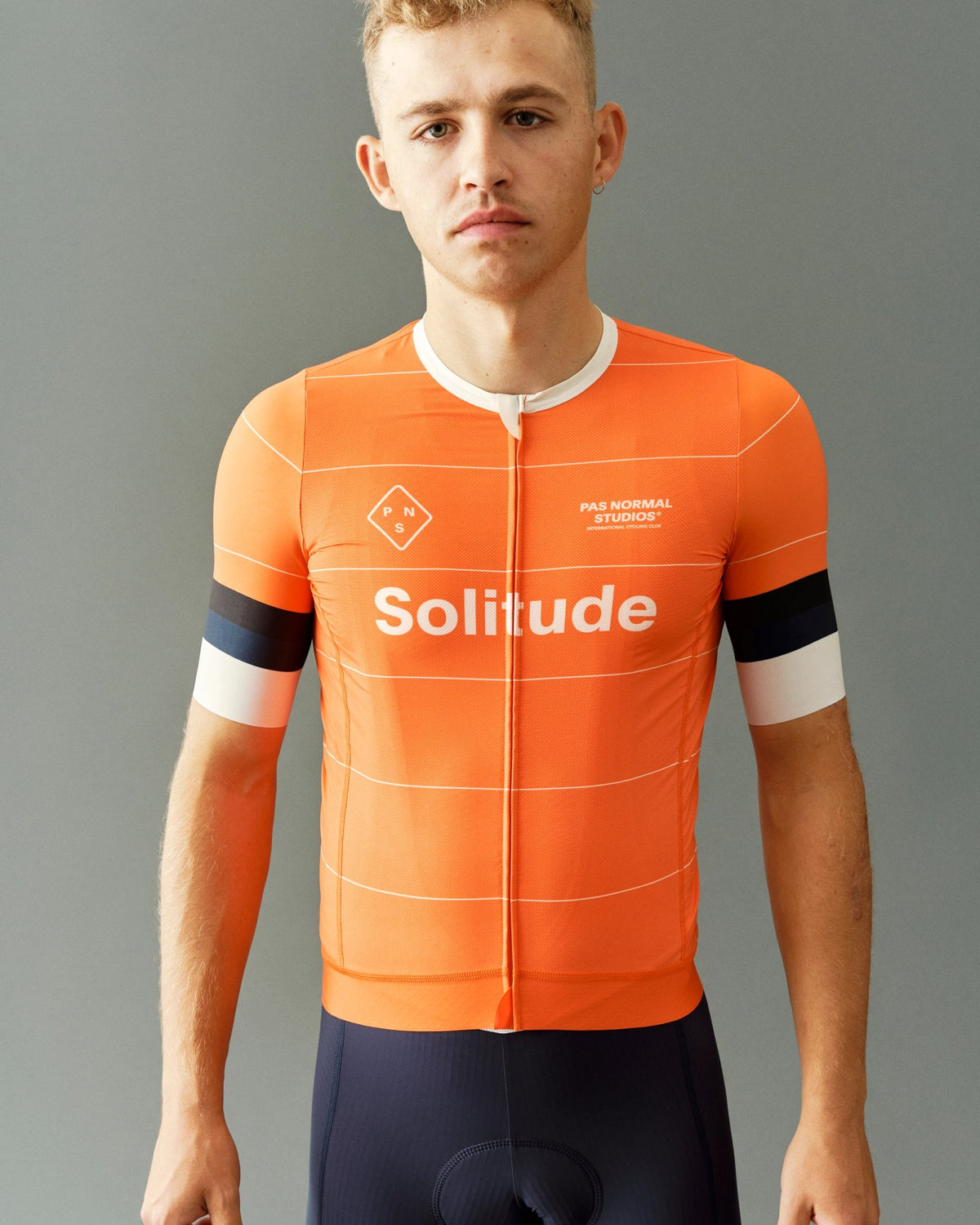 Maillot corto Pas Normal Studios Solitude Late Drop en Amber, sobre el ciclista #Color_Amber