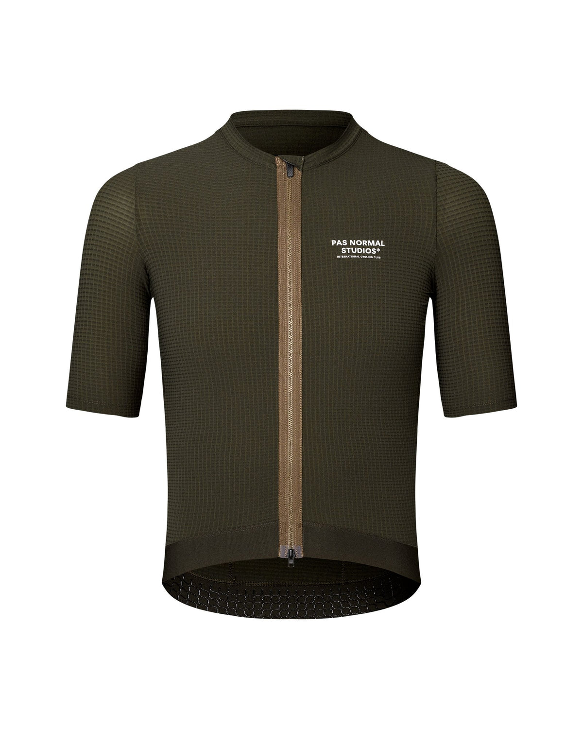 Maillot Corto Pas Normal Studios Escapism en Dark Olive, producto plano sobre fondo #Color_Dark Olive
