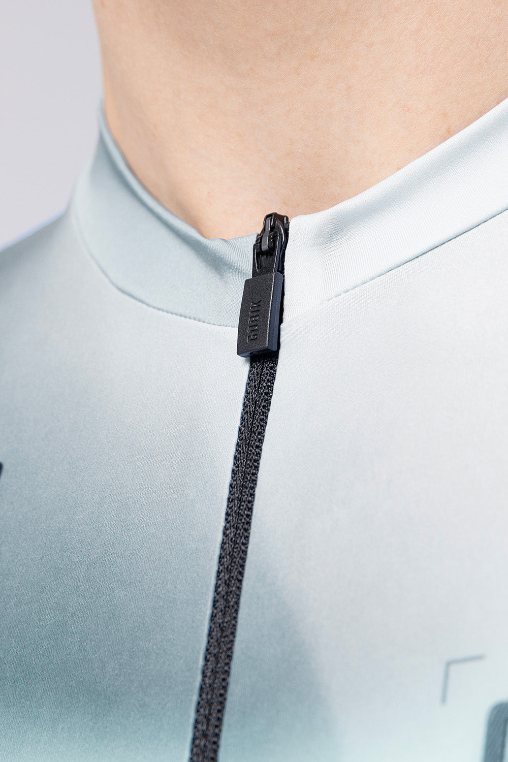 Maillot Gobik Attitude 2.0 en Tetsu, detalle del cuello y la cremallera #Color_Tetsu