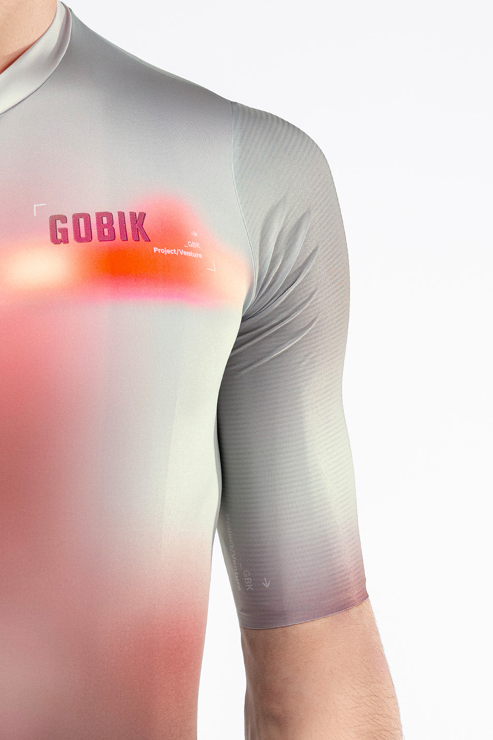 Maillot Gobik Attitude 2.0 en Flank, detalle de la manga con el logo #Color_Flank