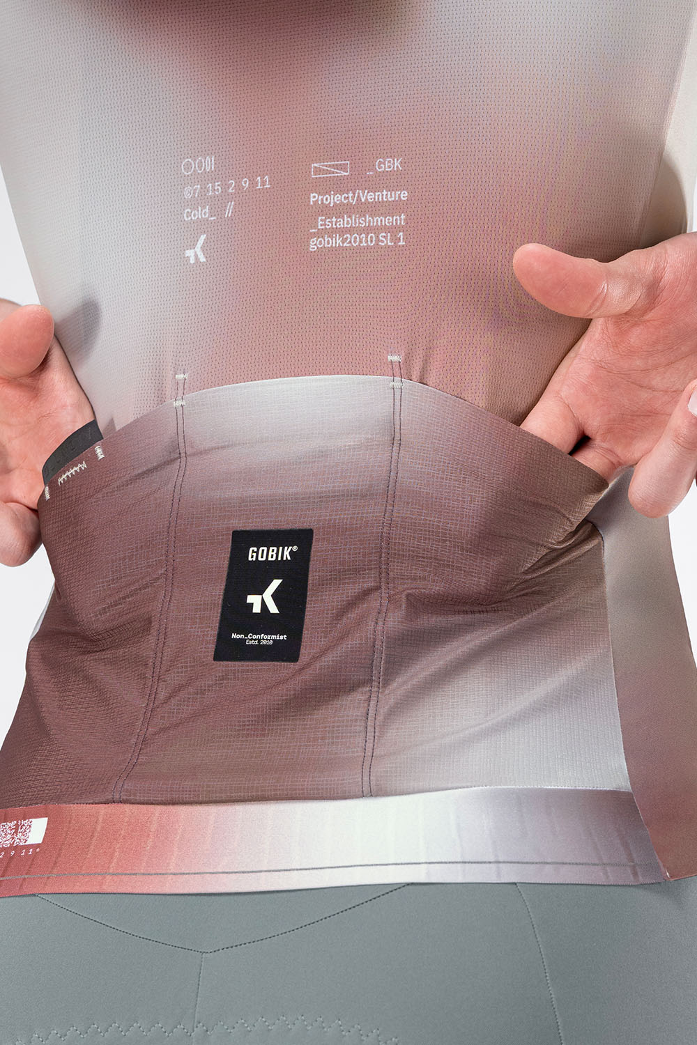 Maillot Gobik Attitude 2.0 en Flank, detalle de los bolsillos traseros #Color_Flank