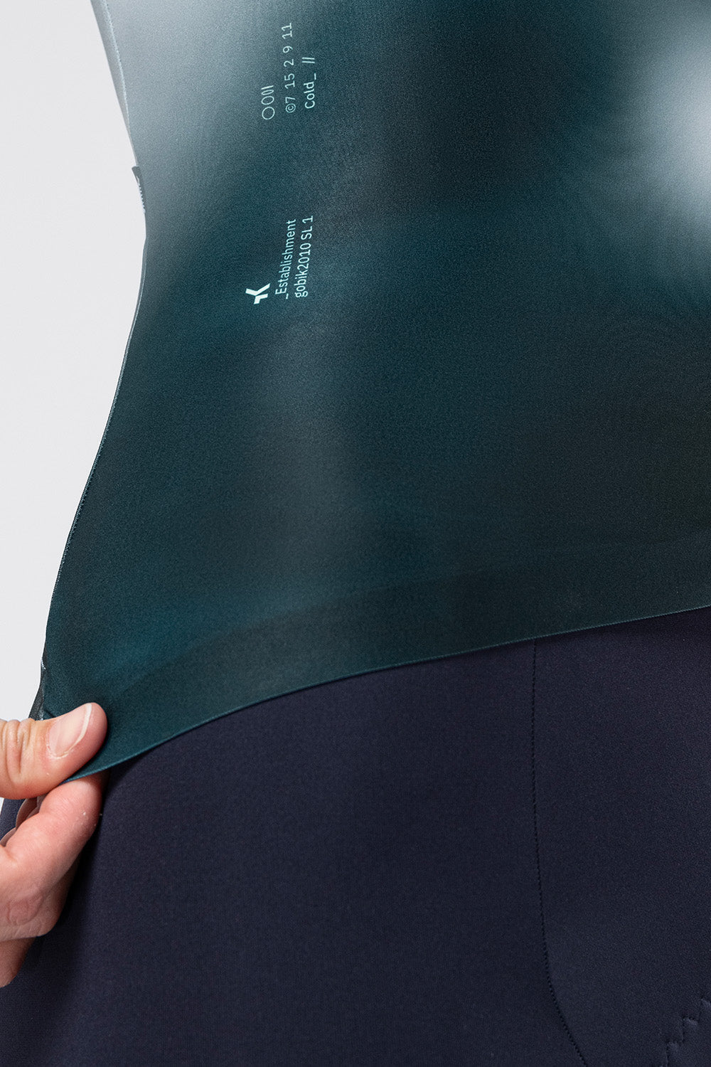 Maillot Gobik Attitude 2.0 de mujer en Tetsu, vista trasera sobre la modelo #Color_Tetsu
