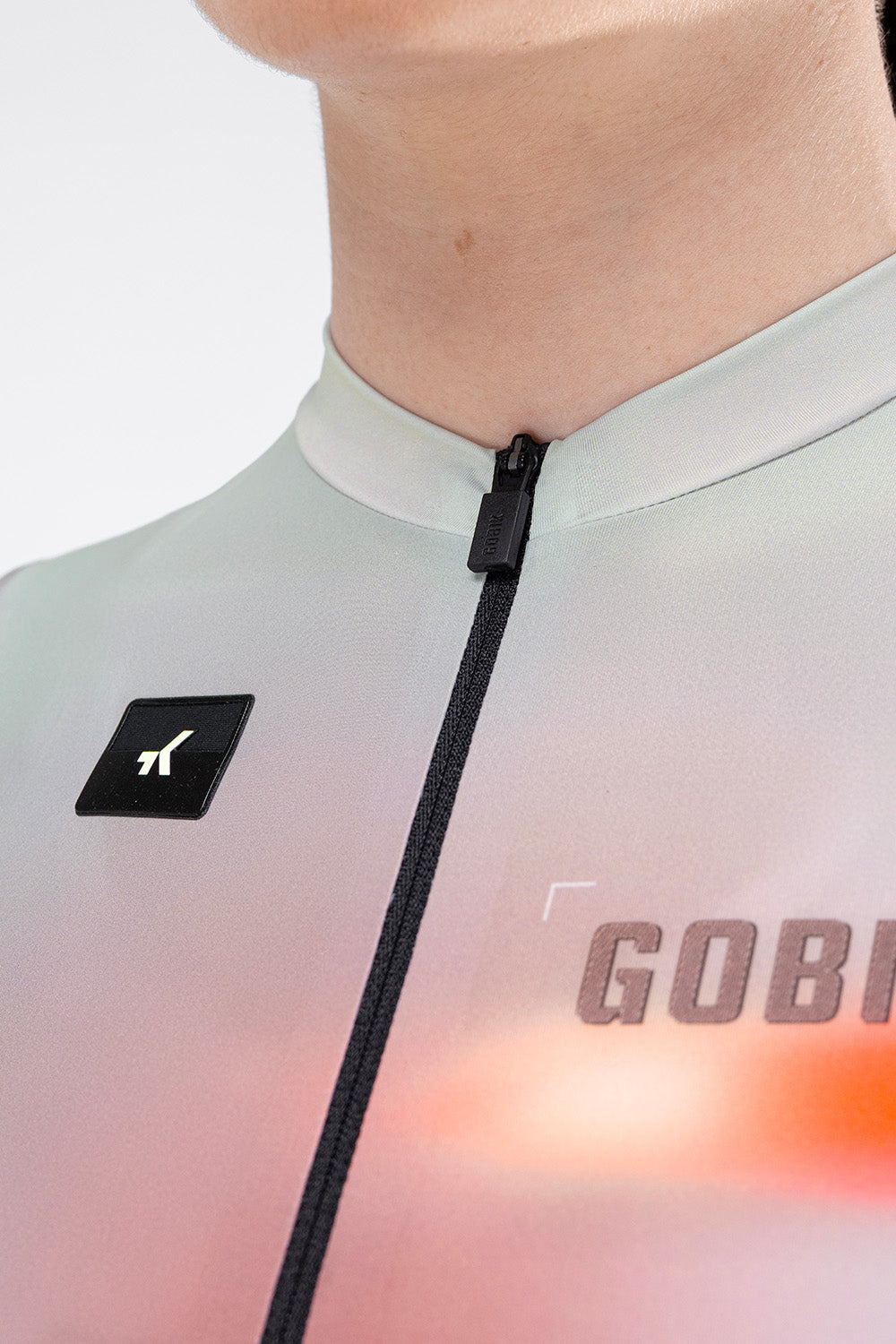 Maillot Gobik Attitude 2.0 de mujer en Flank, detalle del cuello y la cremallera #Color_Flank