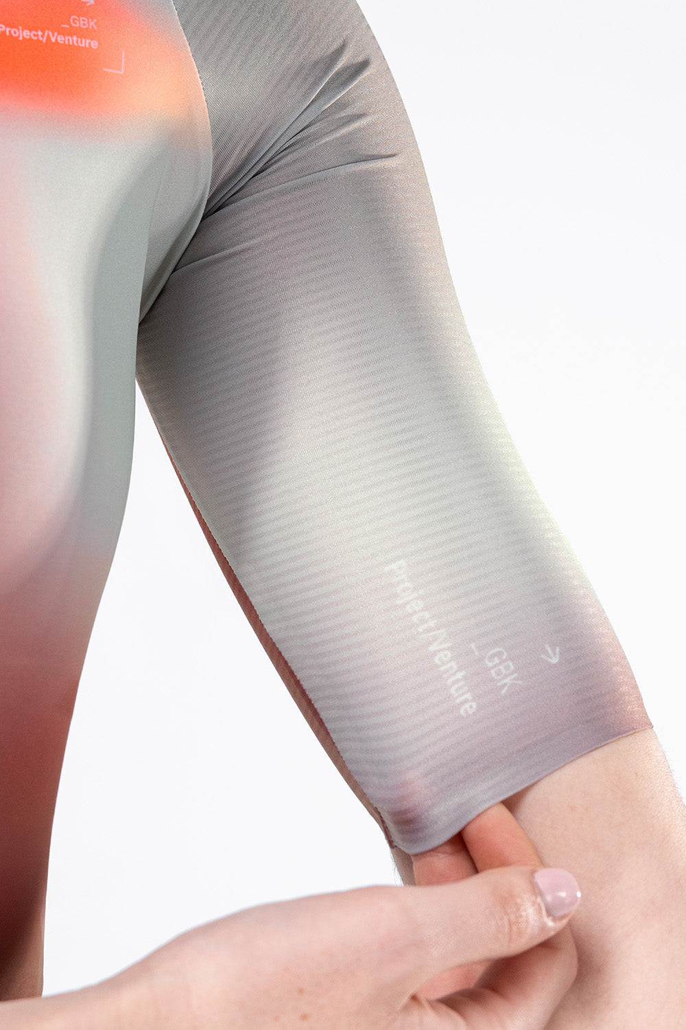 Maillot Gobik Attitude 2.0 de mujer en Flank, detalle de la manga con el logo #Color_Flank