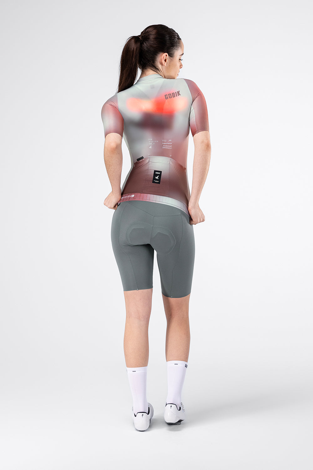Maillot Gobik Attitude 2.0 de mujer en Flank, vista trasera sobre la modelo #Color_Flank