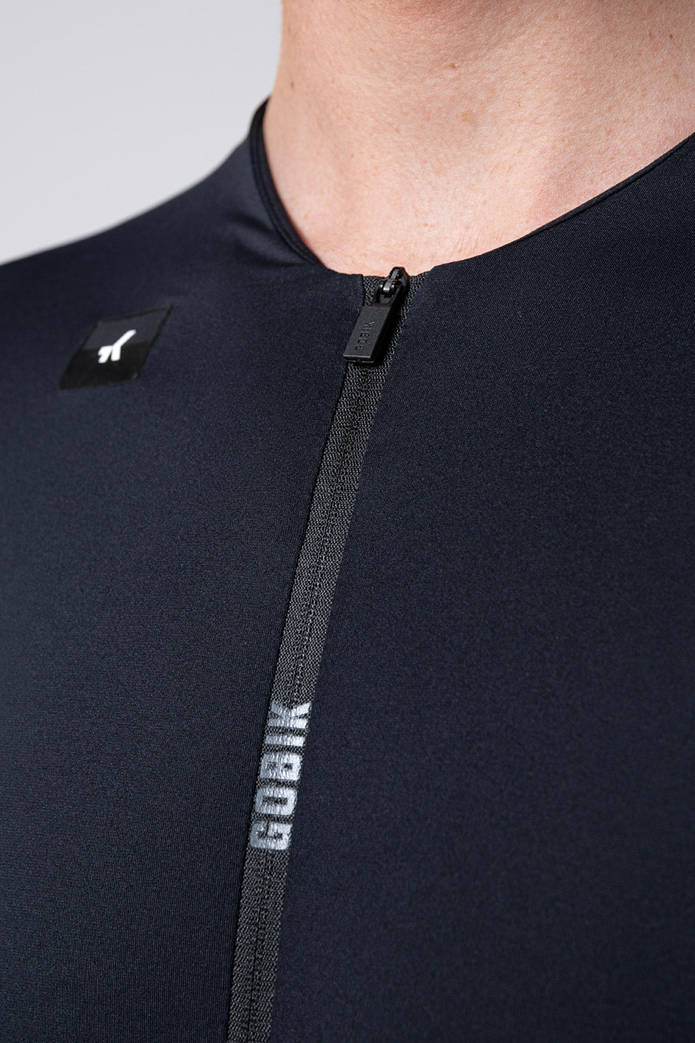 Maillot Gobik Avalon en Ink Black, detalle de la cremallera frontal #Color_Ink Black
