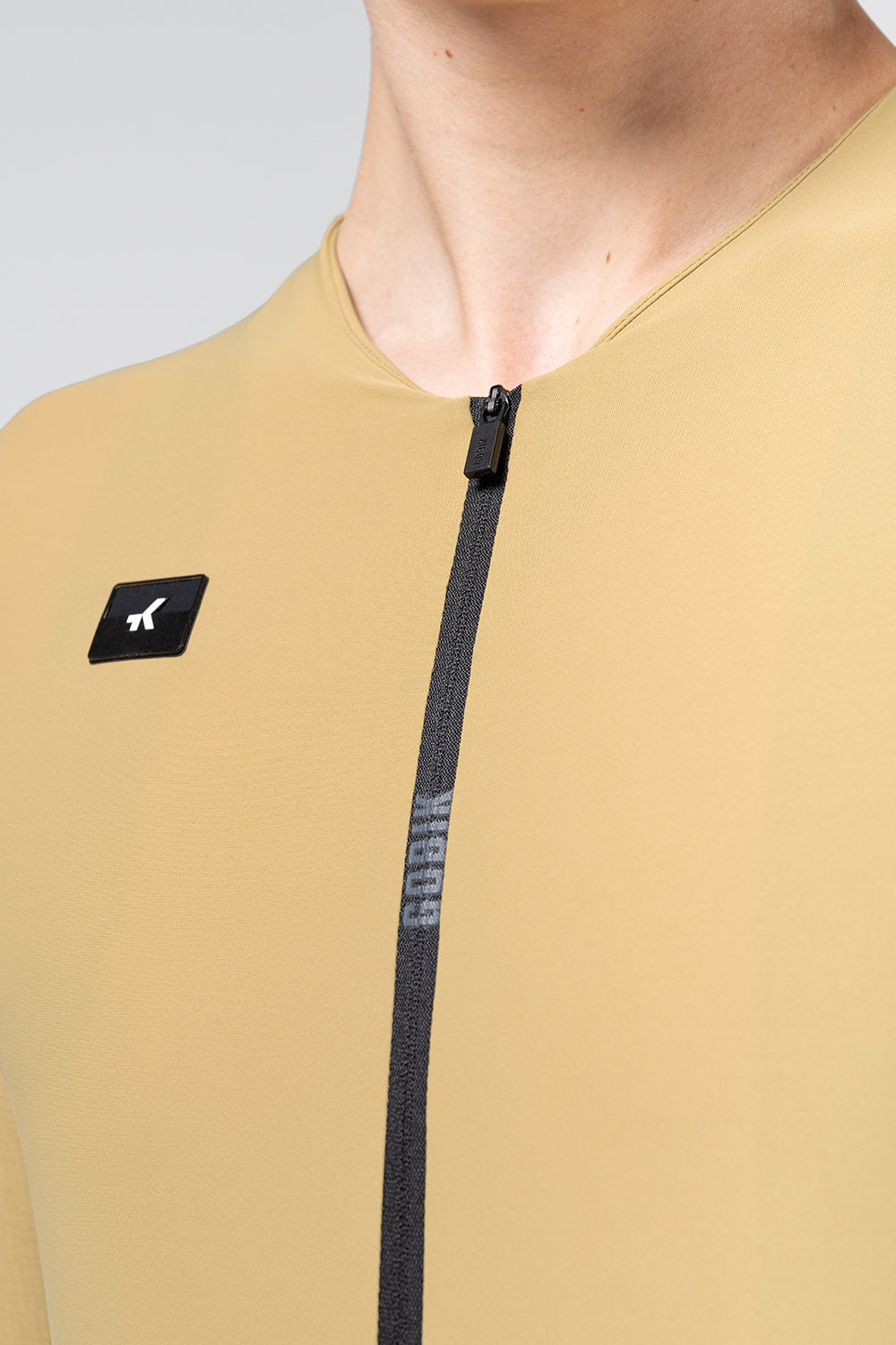 Maillot Gobik Avalon en Keemun, detalle del cuello y la cremallera #Color_Keemun