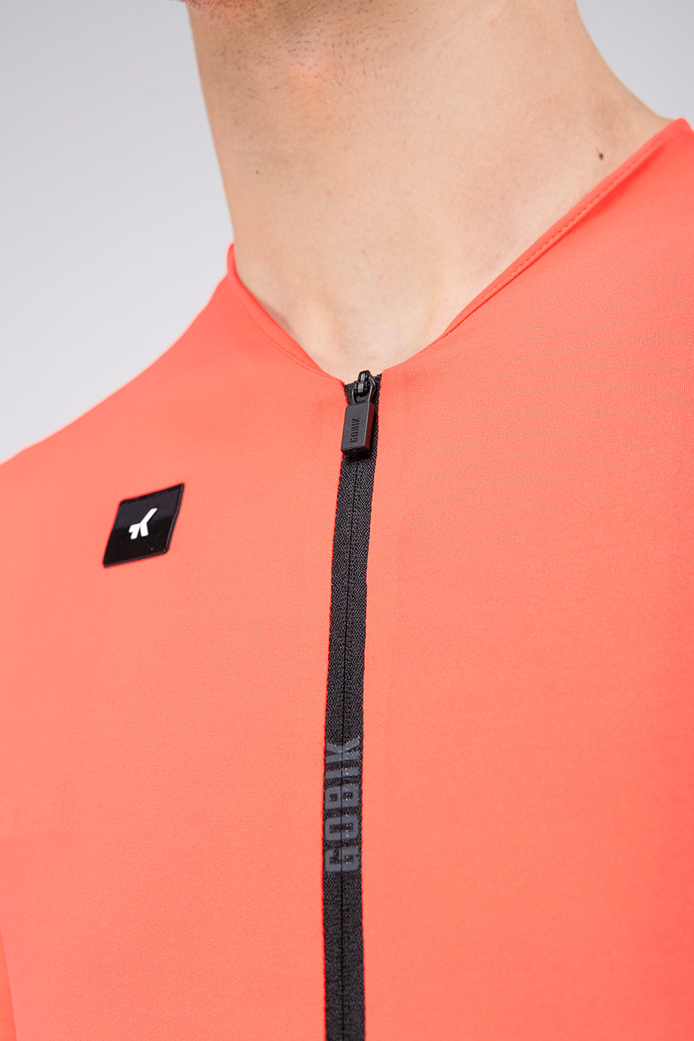 Maillot Gobik Avalon en Lava, detalle del cuello y la cremallera #Color_Lava