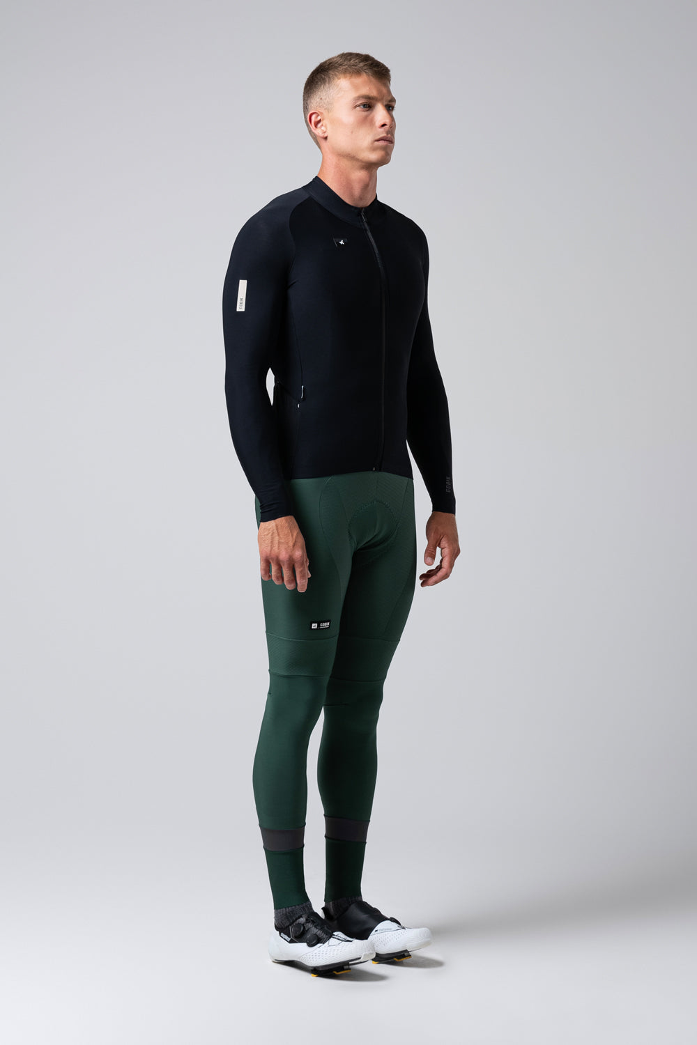 Maillot Gobik Pacer Solid 2.0 en Jasper, vista frontal sobre modelo #Color_Jasper