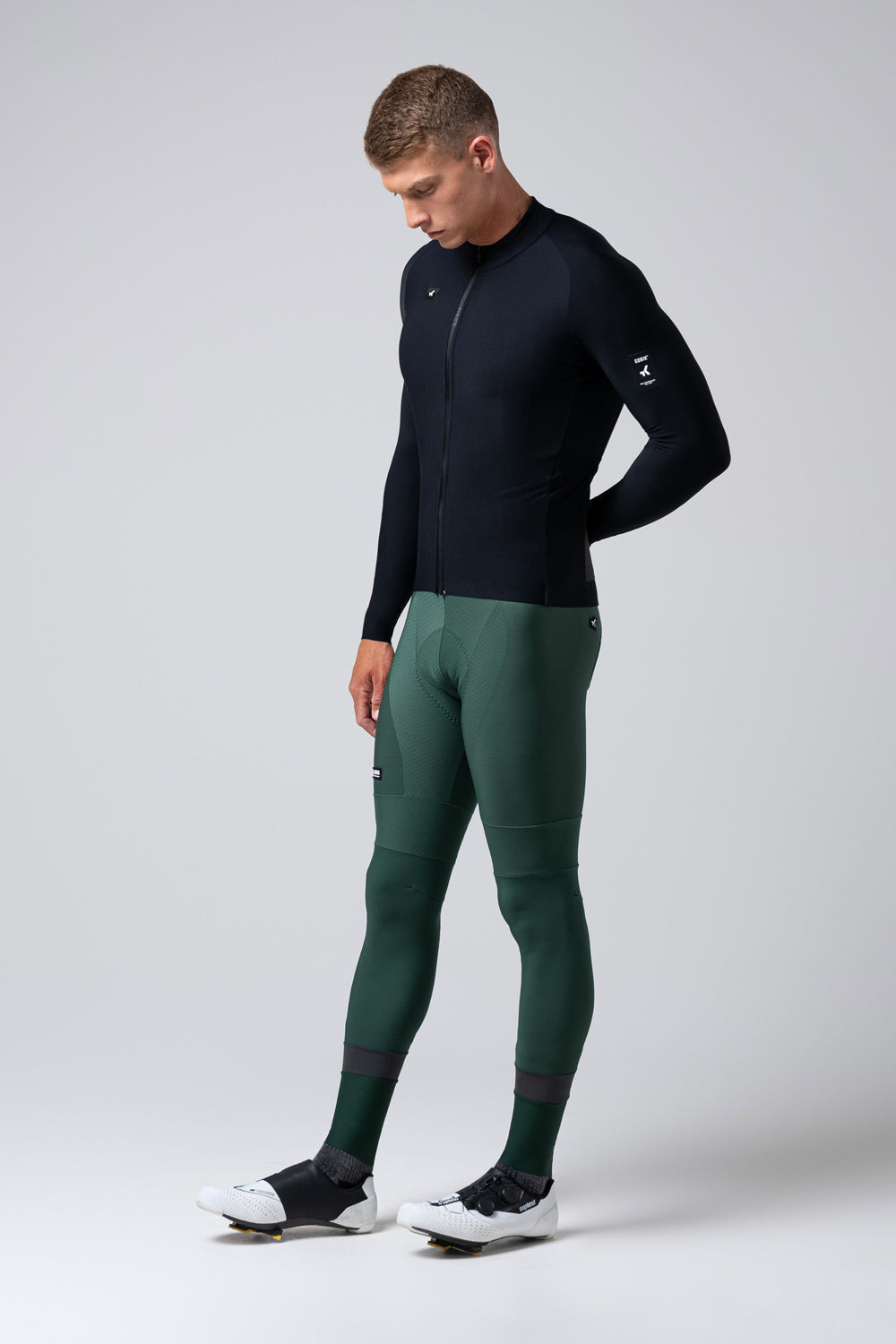 Maillot Gobik Pacer Solid 2.0 en Jasper, vista trasera sobre modelo #Color_Jasper