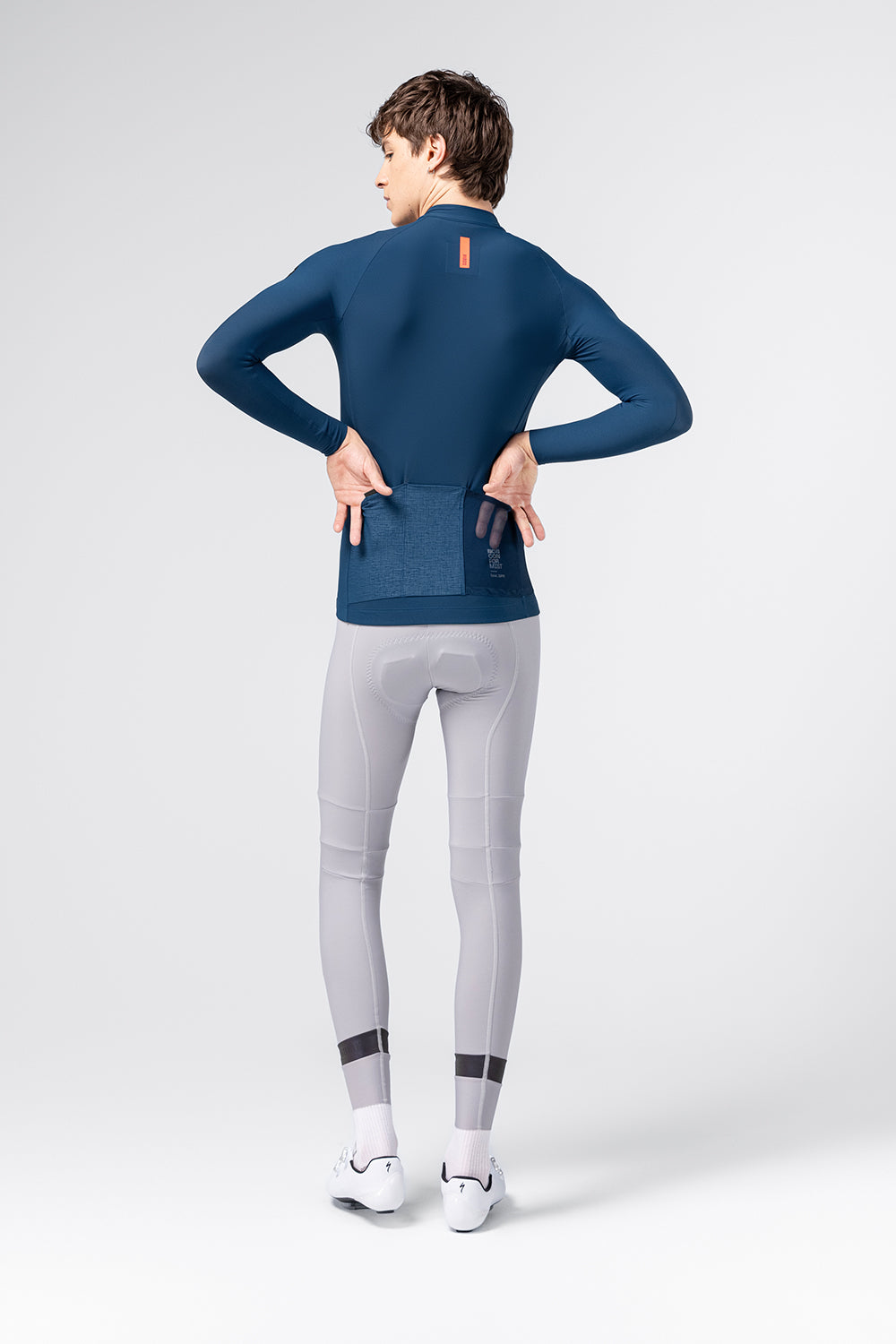 Maillot Gobik Pacer Solid 2.0 en Assault, vista trasera sobre modelo #Color_Assault