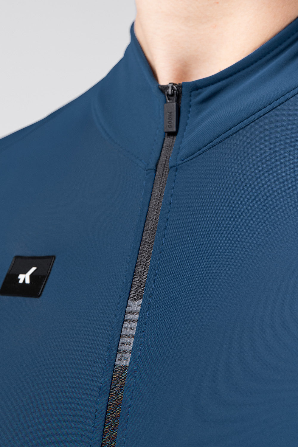Maillot Gobik Pacer Solid 2.0 en Assault, detalle del cuello y la cremallera #Color_Assault